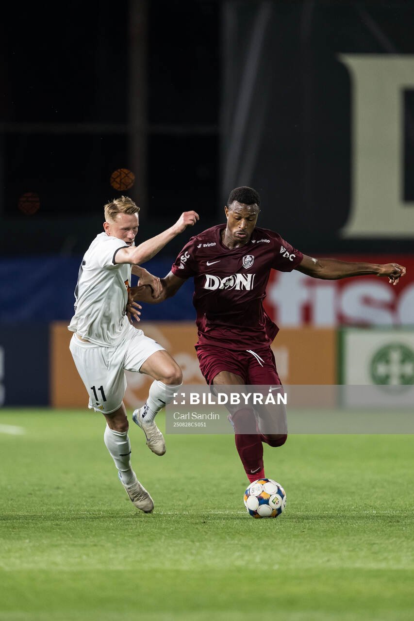 Julius Lindberg of Häcken and Muhammed Badamosi of CFR Cluj