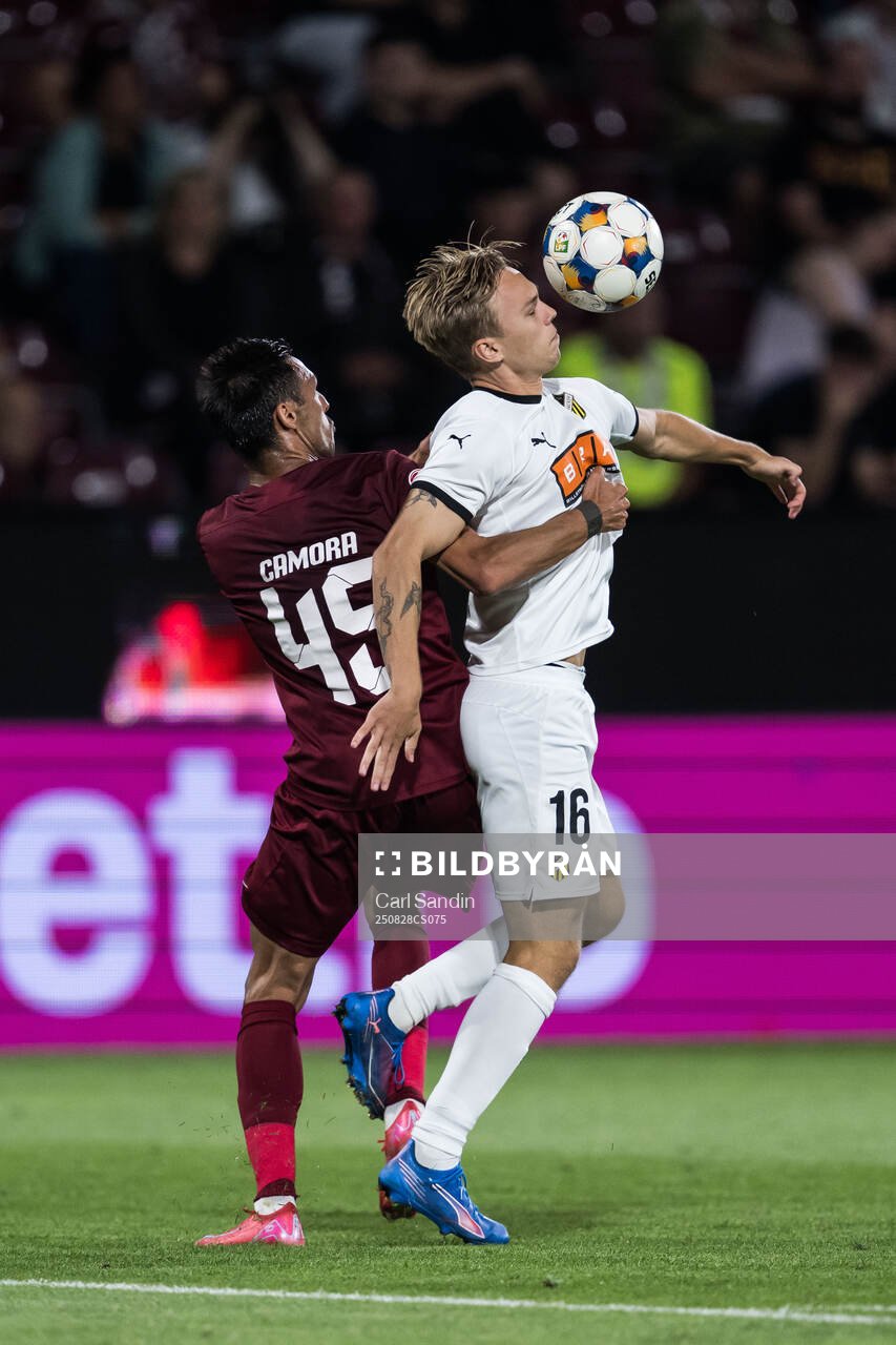 Camora of CFR Cluj and Pontus Dahbo of Häcken