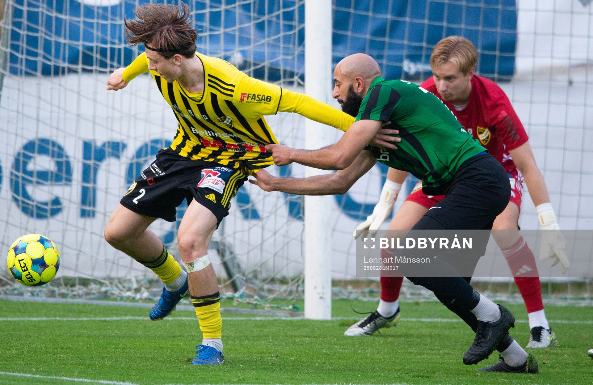 Högaborgs Abdul Khalili drar i IFK Hässleholms Gustav
