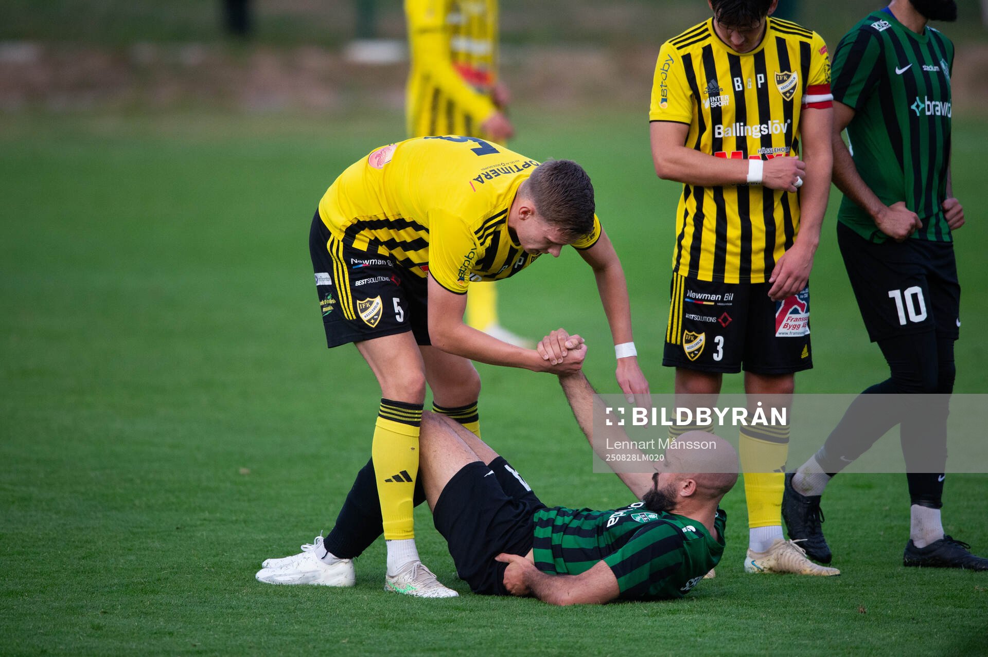 IFK Hässleholms Axel Henriksson hjälper Högaborgs