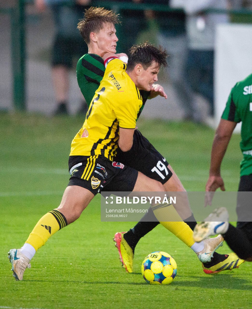 IFK Hässleholms Viktor Ahlgren trycker undan Högaborgs