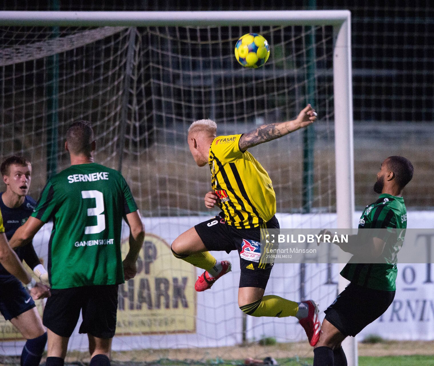 IFK Hässleholms Alexander Sjöström nära nicka in bollen