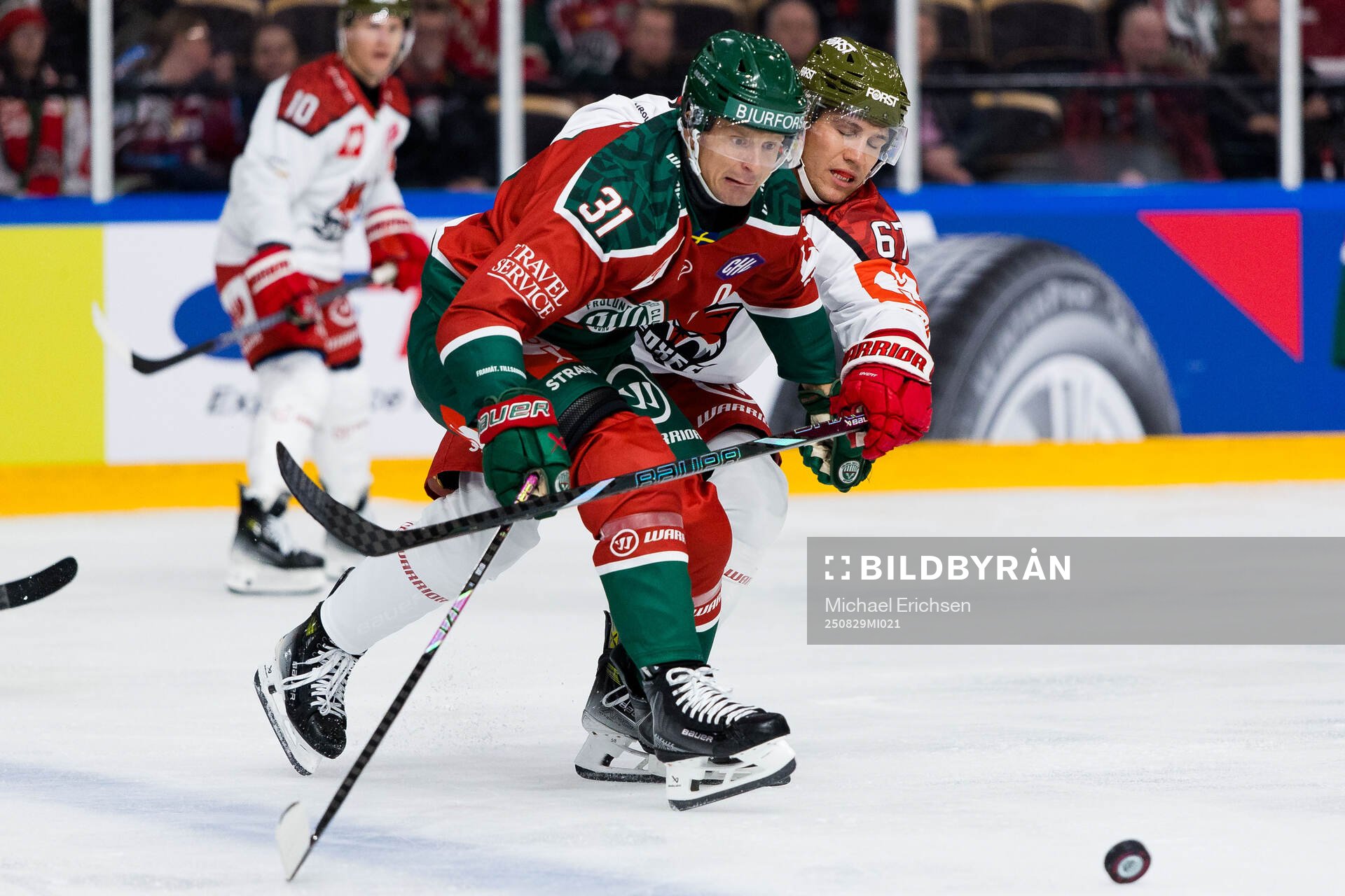 Nicklas Lasu of Frölunda and Matthew James Bradley of