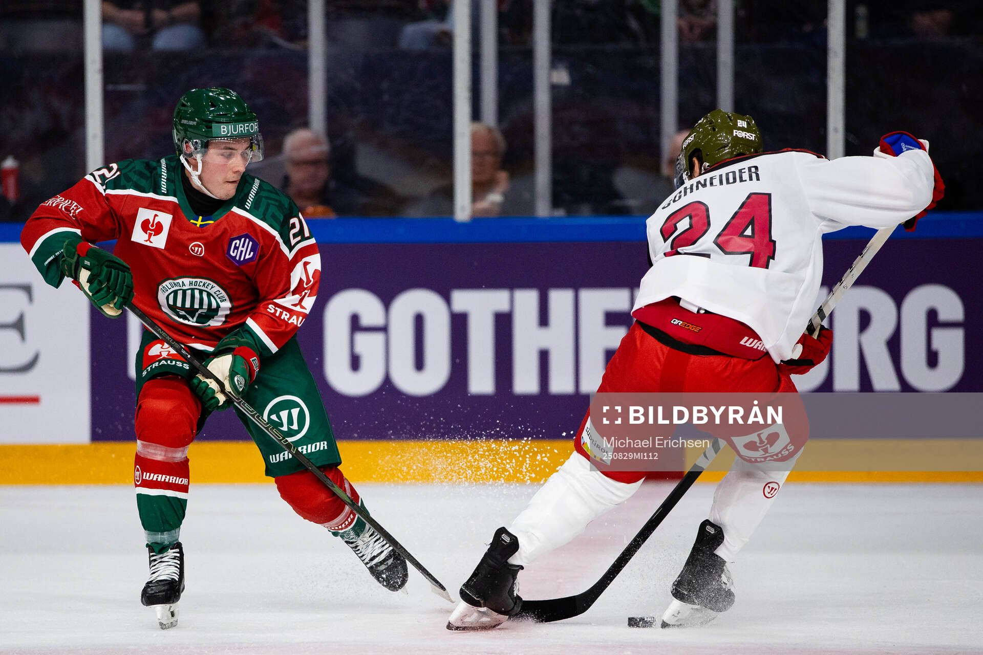 Jere Innala of Frölunda and Cole Schneider of Bolzano