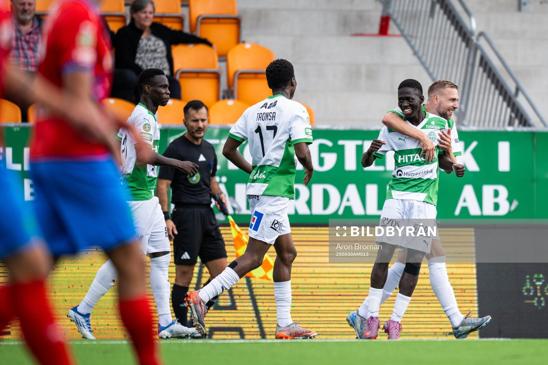Västerås Mamadou Ousmane Diagne och Jonathan Ring jublar