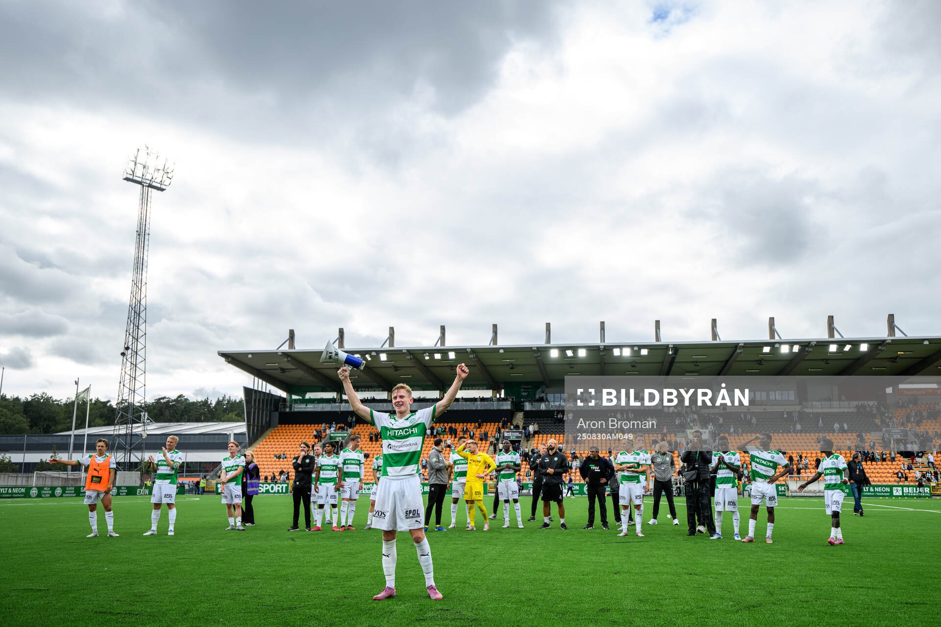 Västerås Karl Gunnarsson jublar med lagkamrater