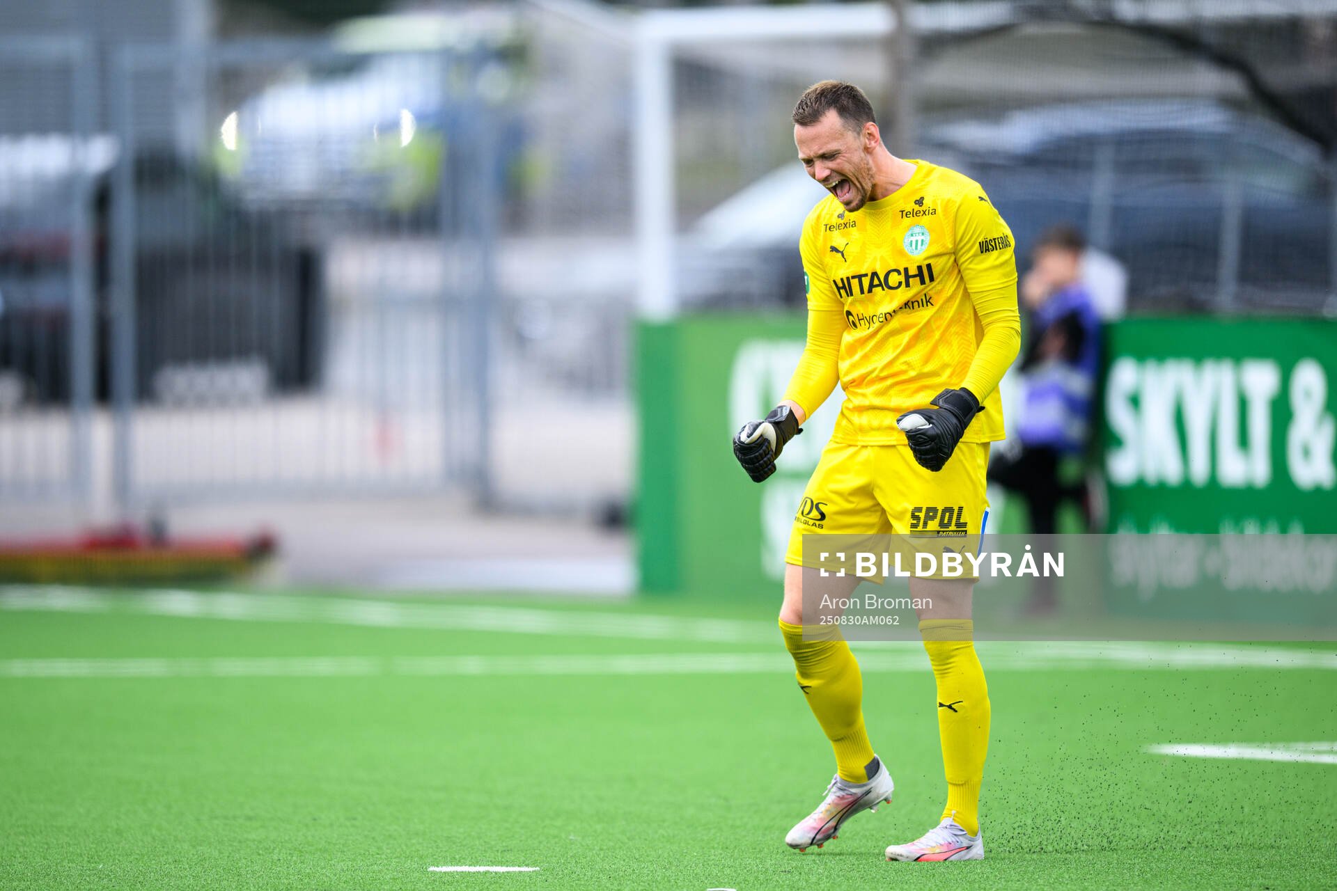 Västerås målvakt Anton Fagerström jublar