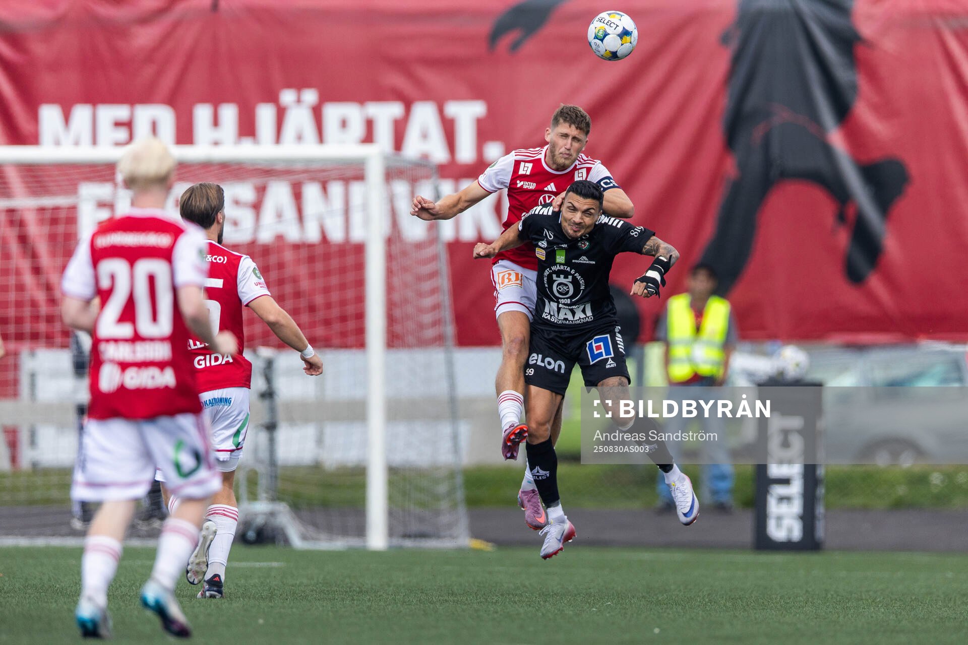 Sandvikens IFs Emil Engqvist och Örebros Ahmed Yasin