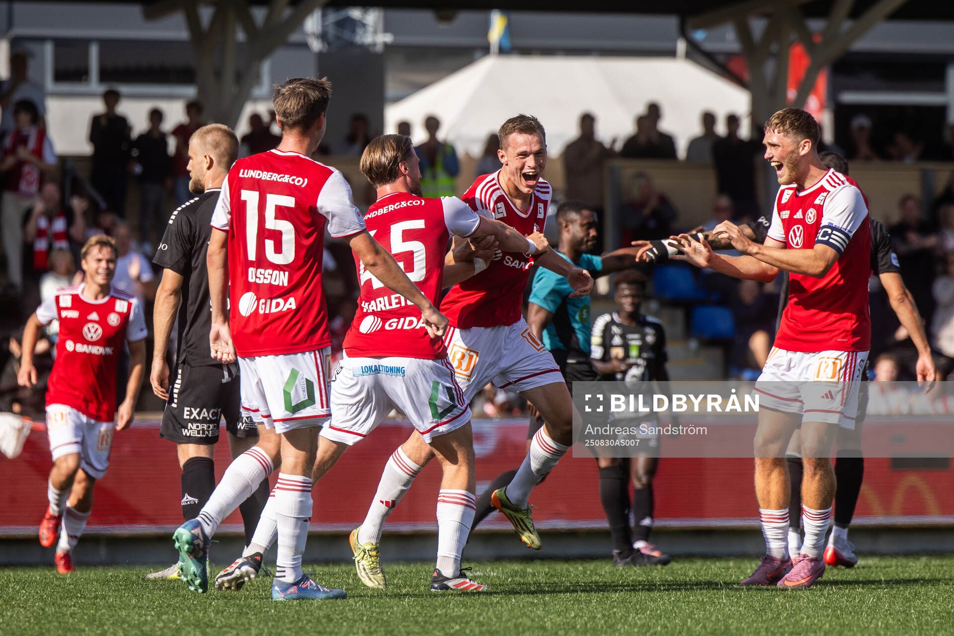 Sandvikens IFs Daniel Söderberg och Gustav Thörn jublar