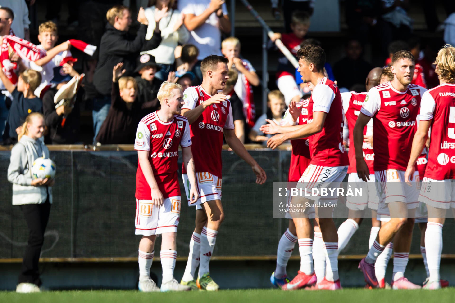 a vänster) gör 1-0 och gratuleras av lagkamrater