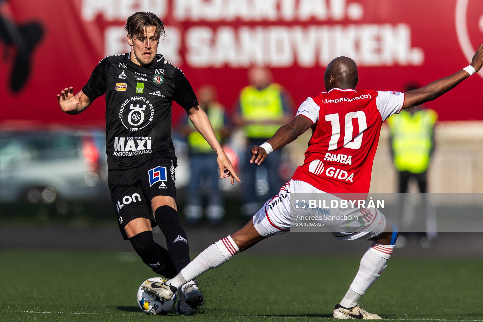 Örebros John Stenberg och Sandvikens IFs Moonga Simba