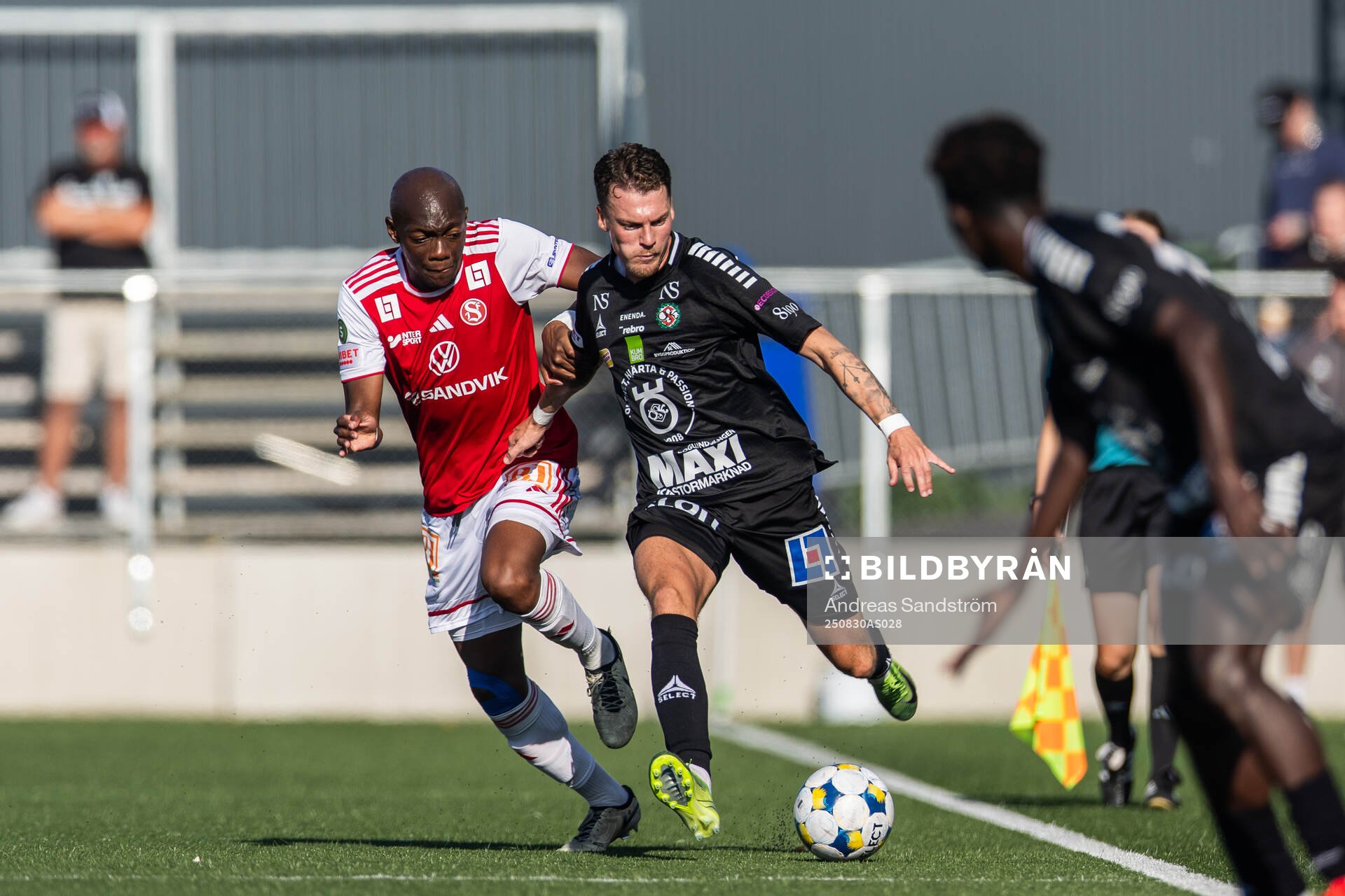 Sandvikens IFs Moonga Simba och Örebros Samuel Kroon