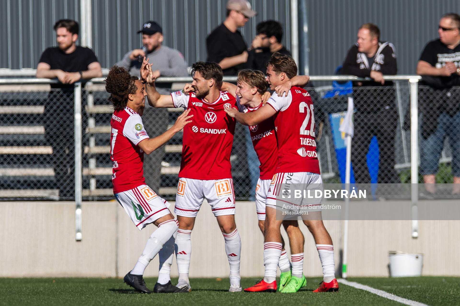 Sandvikens IFs Victor Backman jublar med lagkamrater