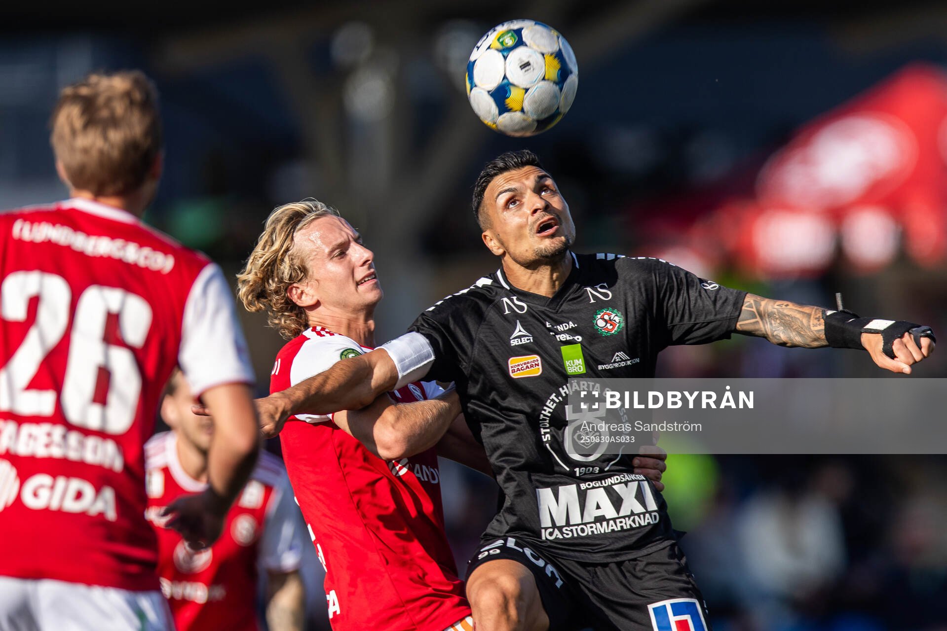 Sandvikens IFs Oskar Löfström och Örebros Ahmed Yasin