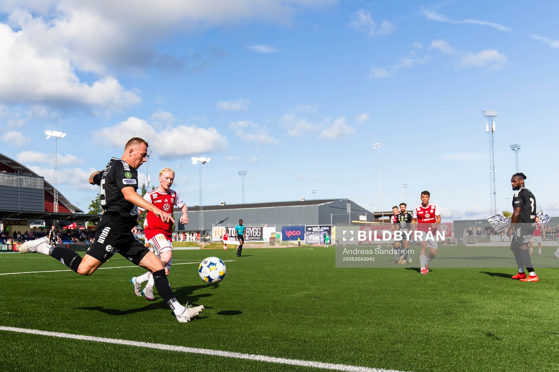 Sandvikens IFs Oskar Löfström rensar bort bollen