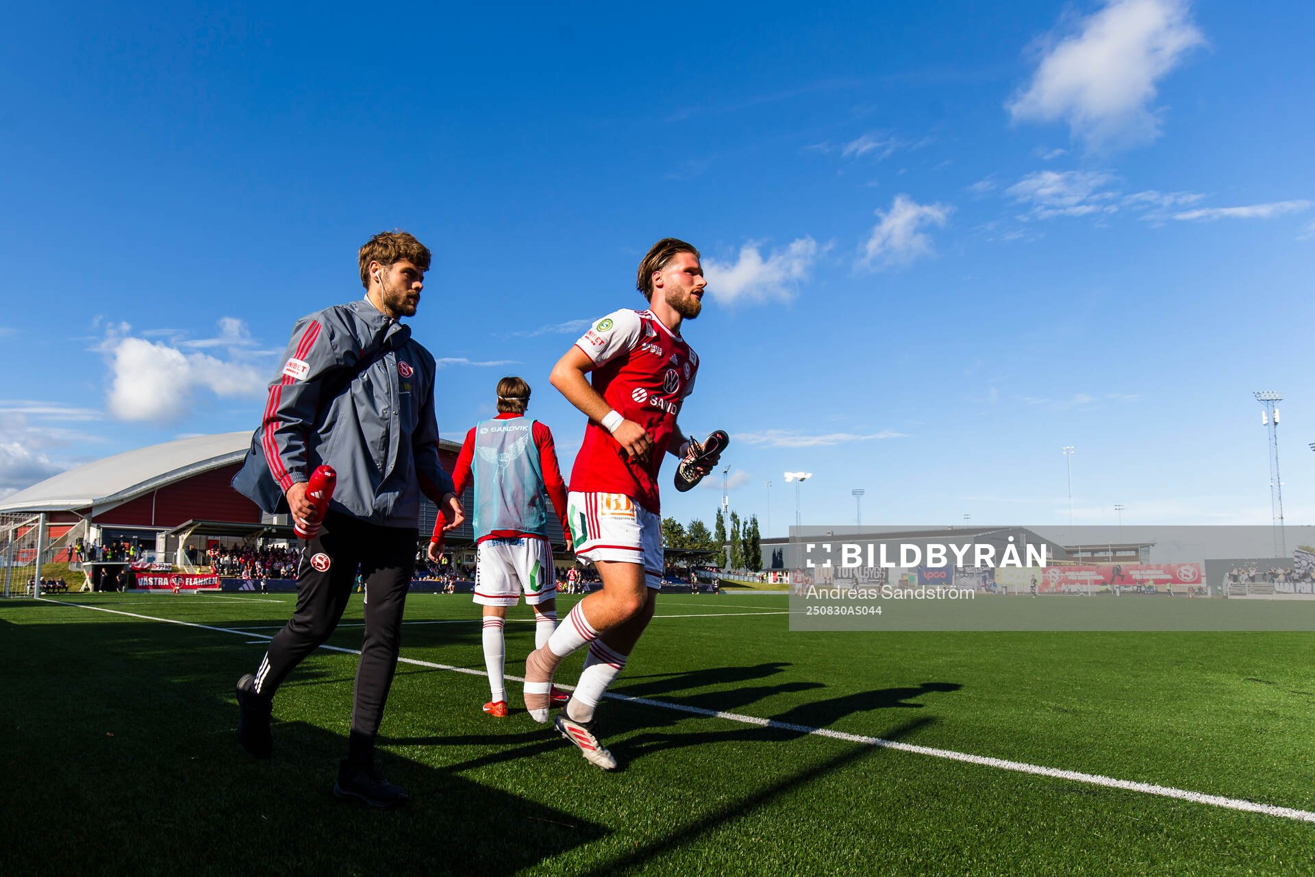 Sandvikens IFs Kasper Harletun med omlindad fot vid sidan