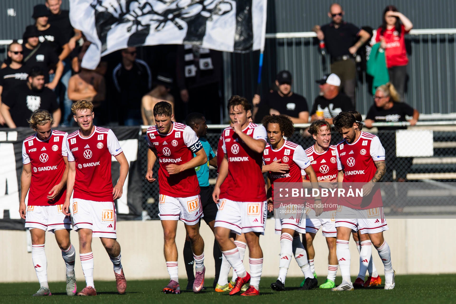 a höger) gör 2-1 och gratuleras av lagkamrater