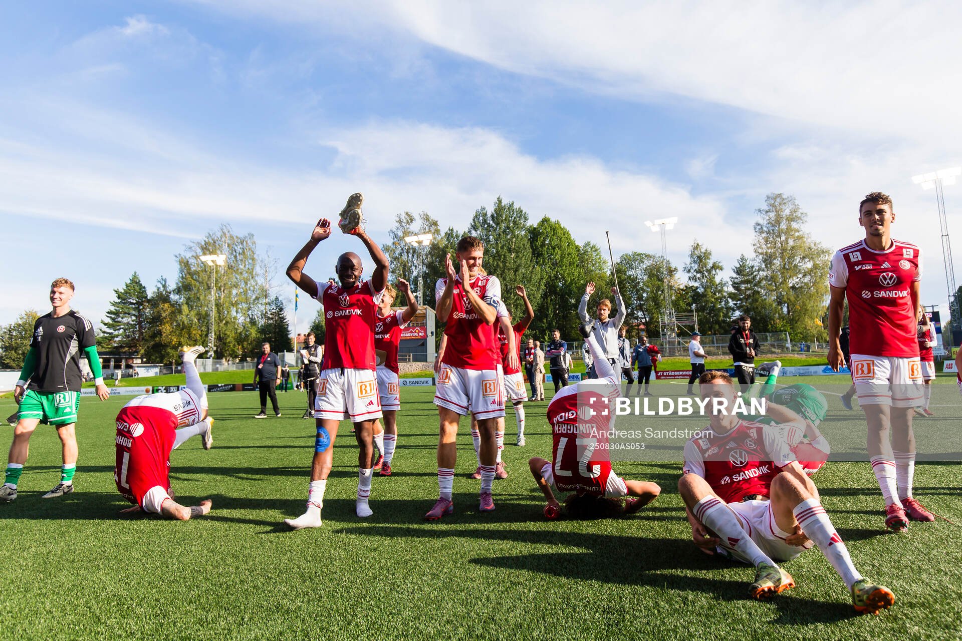Sandvikens IFs spelare tackar publiken
