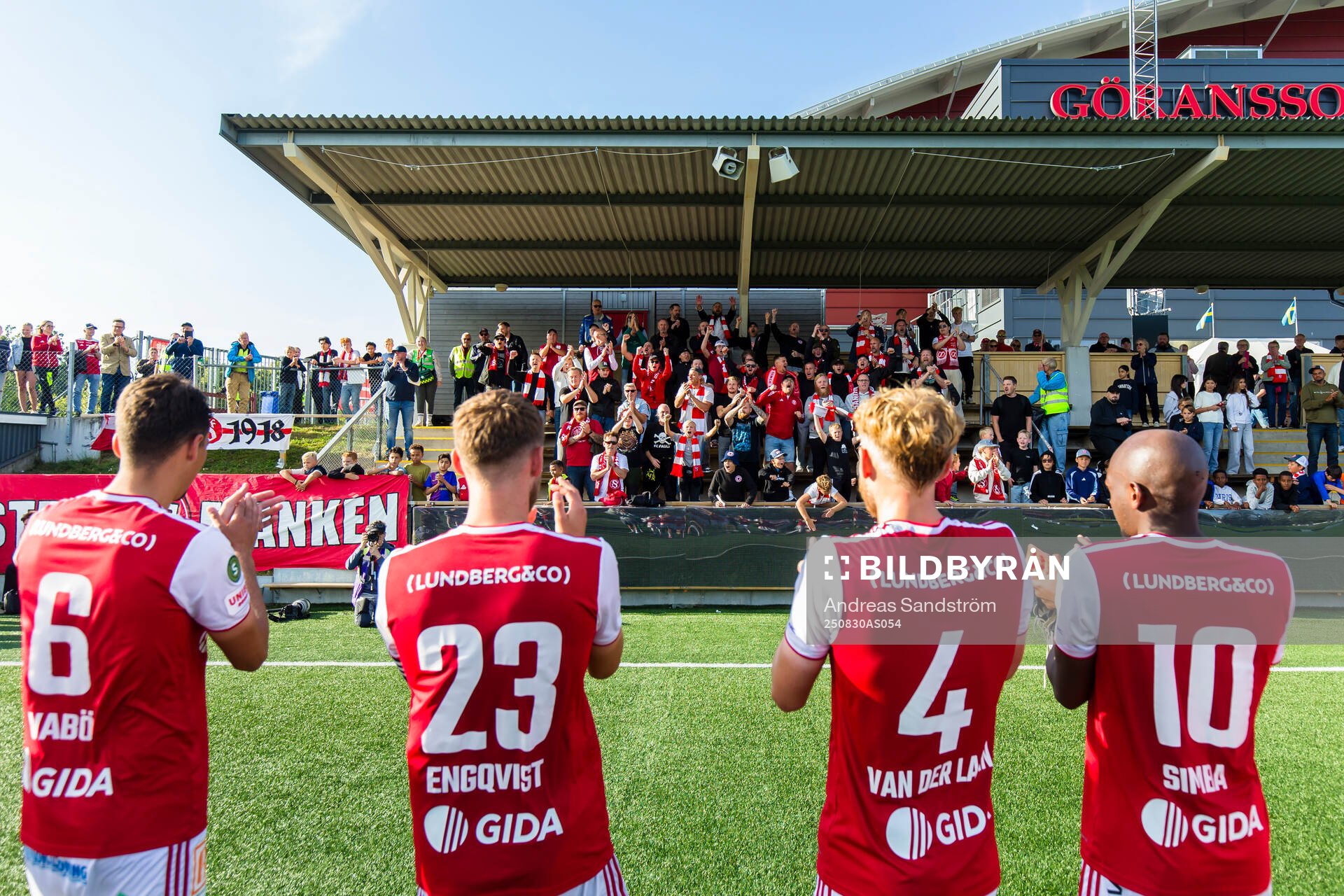 Sandvikens IFs spelare tackar publiken