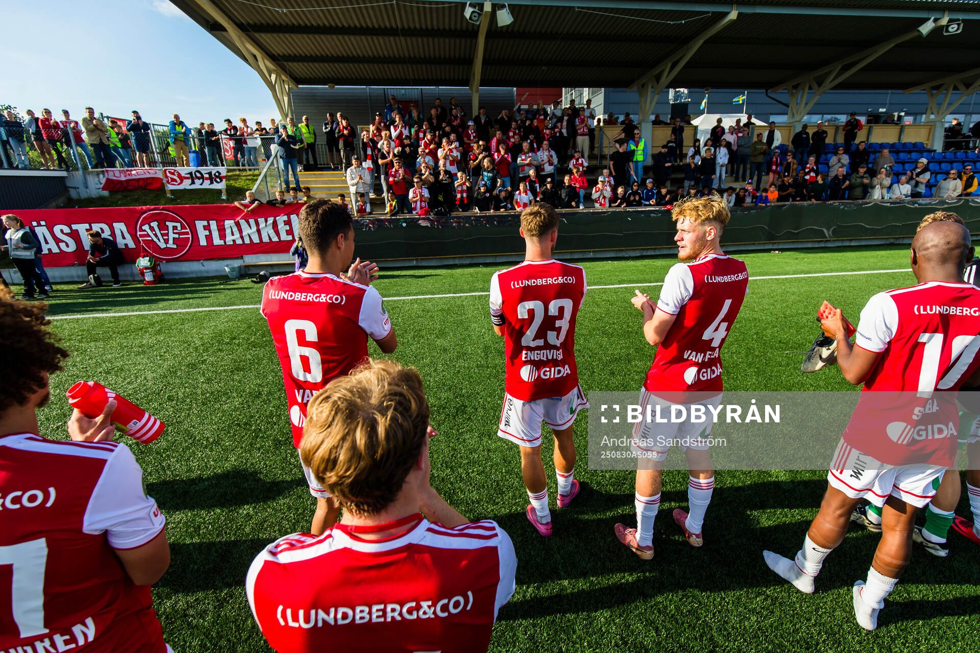 Sandvikens IFs spelare tackar publiken