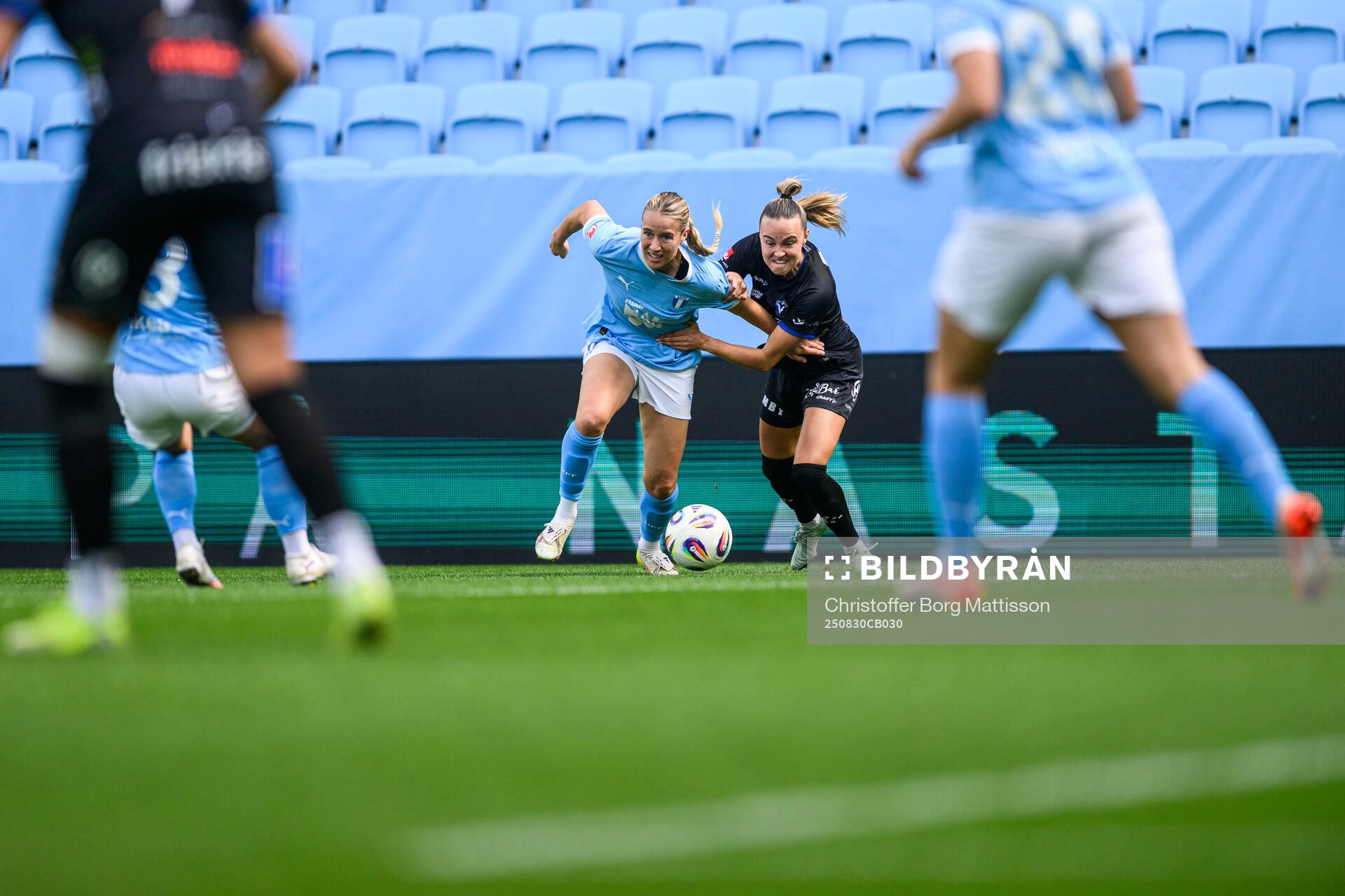 Malmö FFs Courtney Nevin och Växjö DFFs Larkin Russel