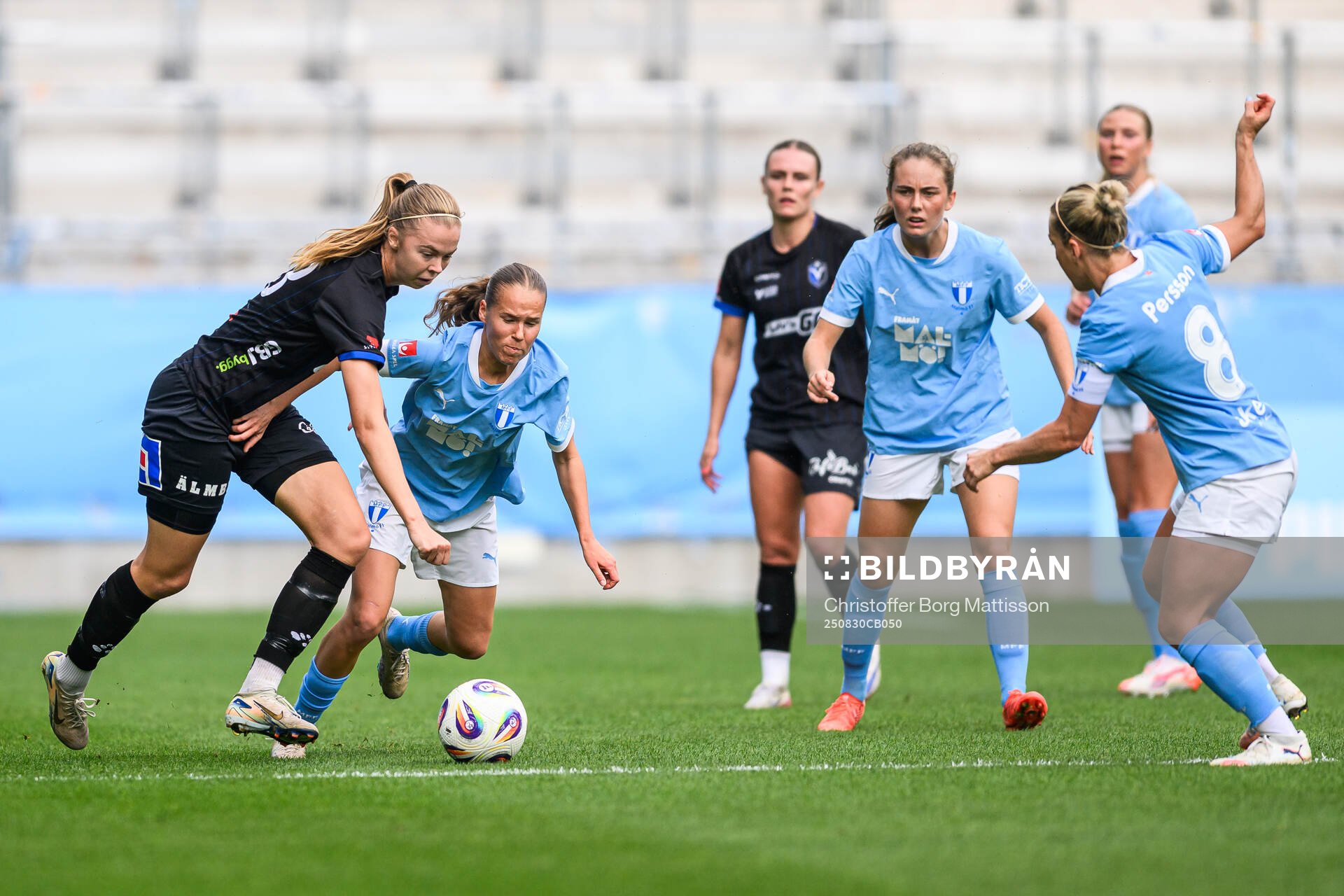 Växjö DFFs Elin Nilsson och Malmö FFs Karoline Olesen