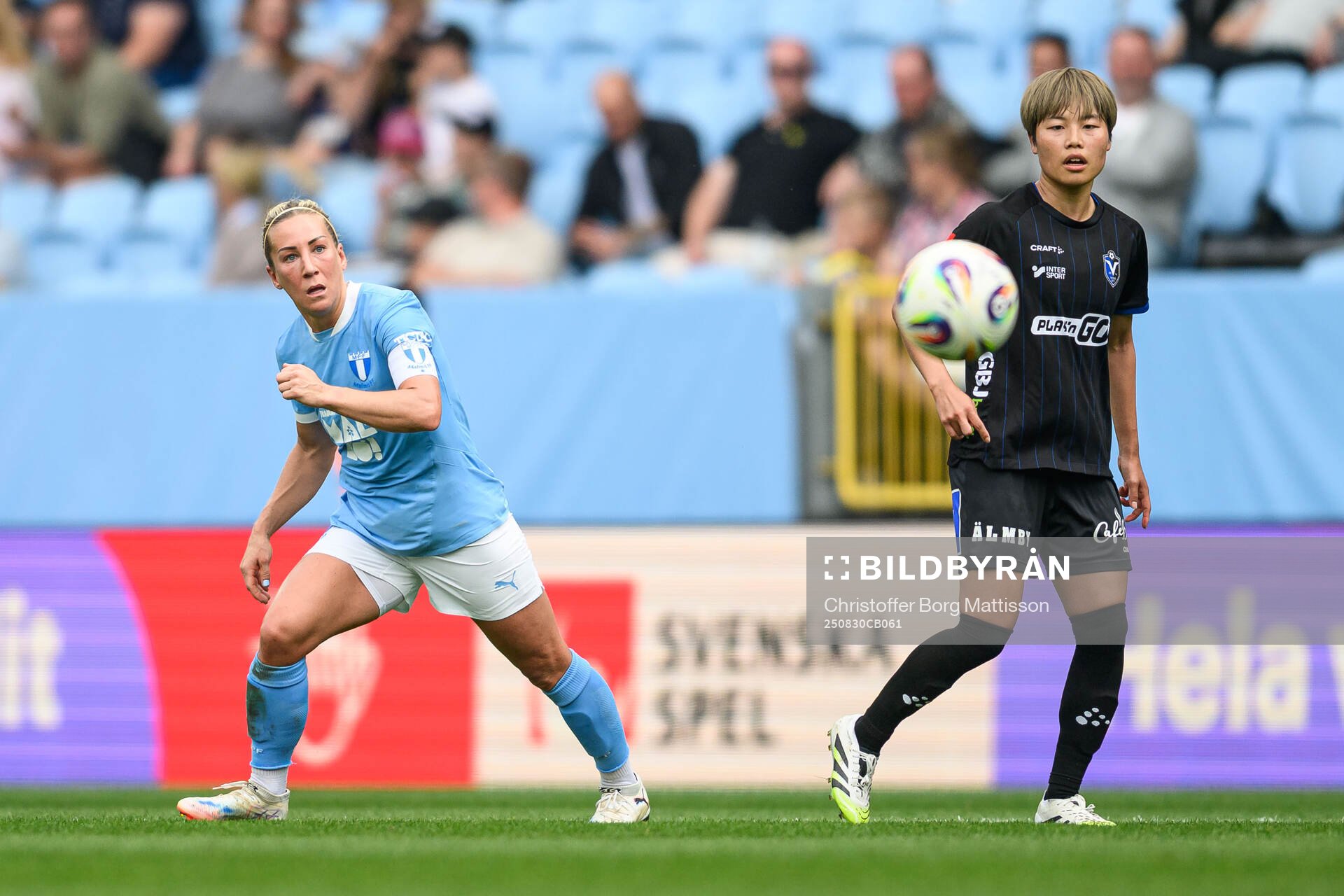 Malmö FFs Mia Persson och Växjö DFFs Suzu Amano