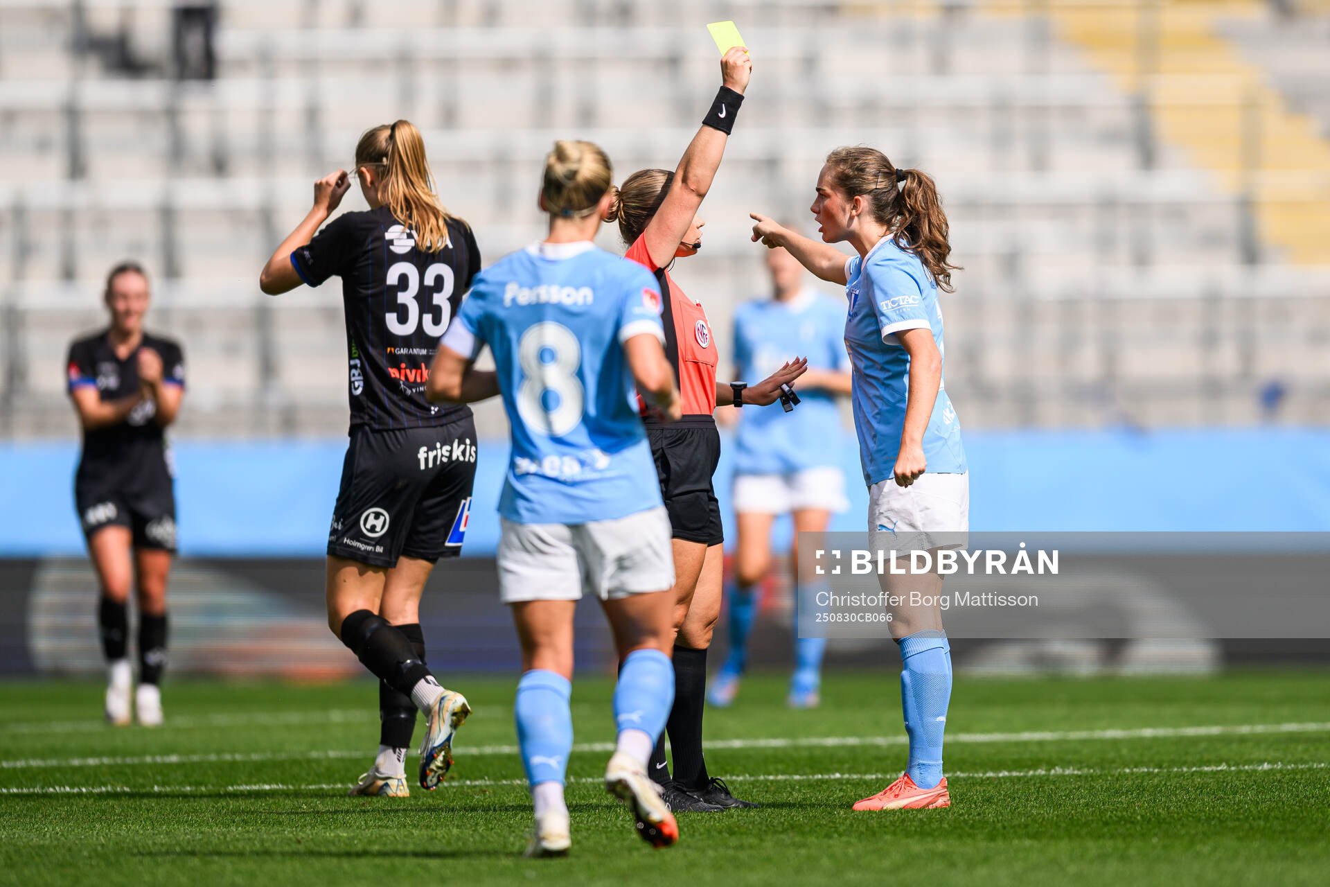Domare Maren Hatletvedt varnar Malmö FFs Matilda Kristell