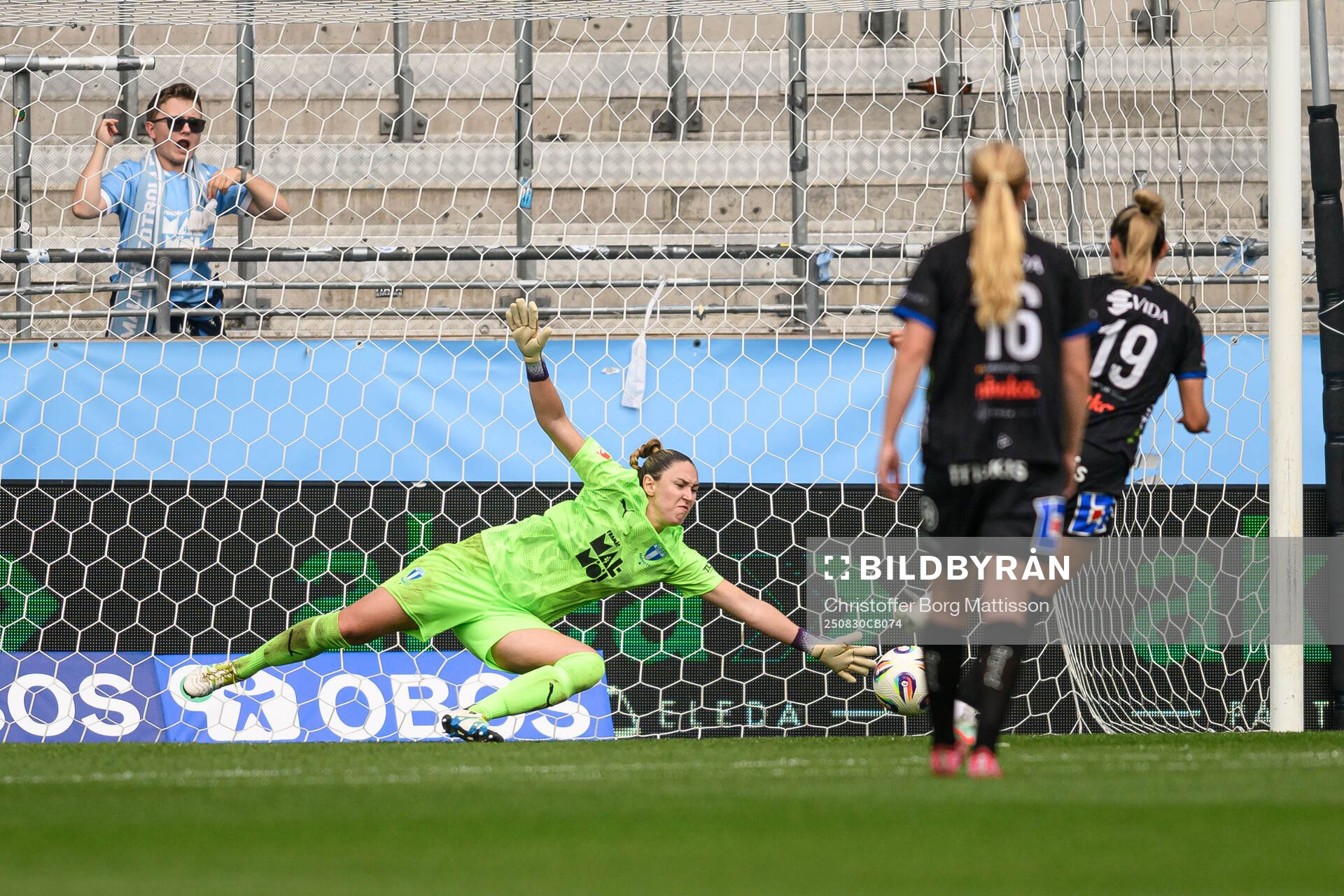 Malmö FFs målvakt Moa Öhman och Växjö DFFs Larkin