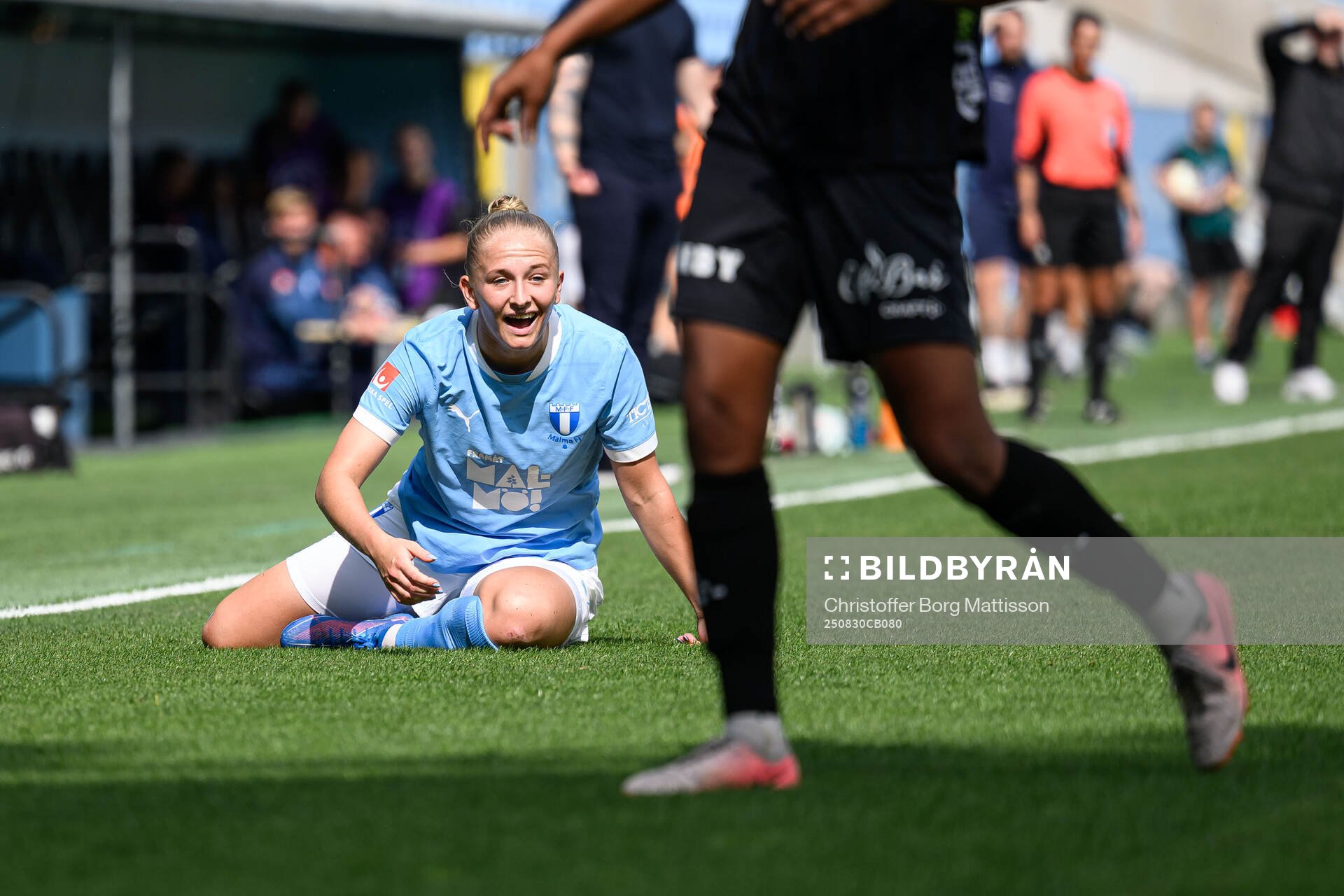 Malmö FFs Tuva Skoog reagerar på ett domslut