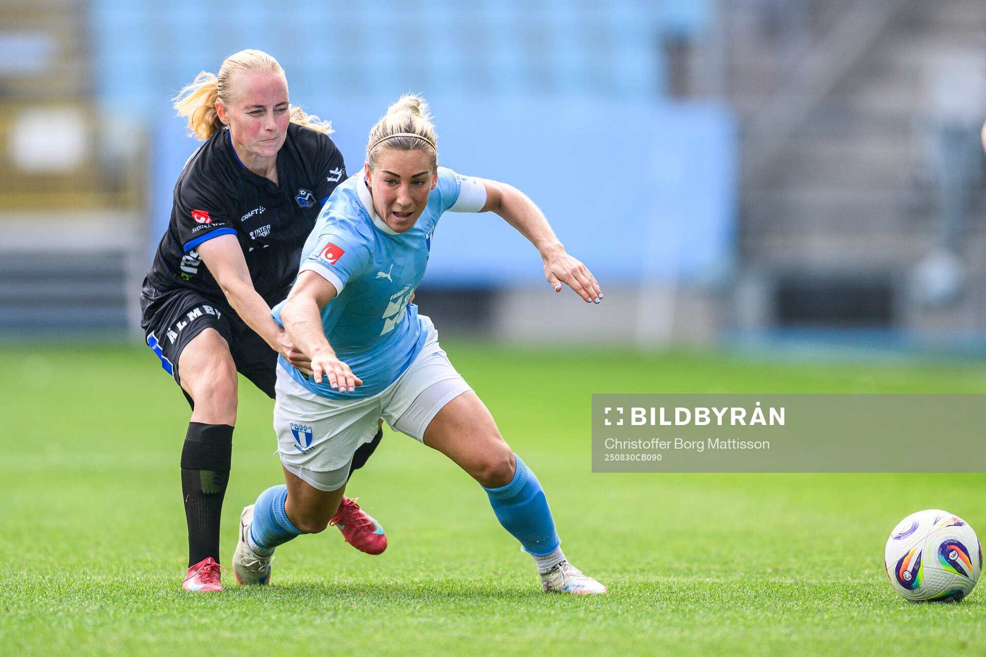 Växjö DFFs Ebba Wieder och Malmö FFs Mia Persson