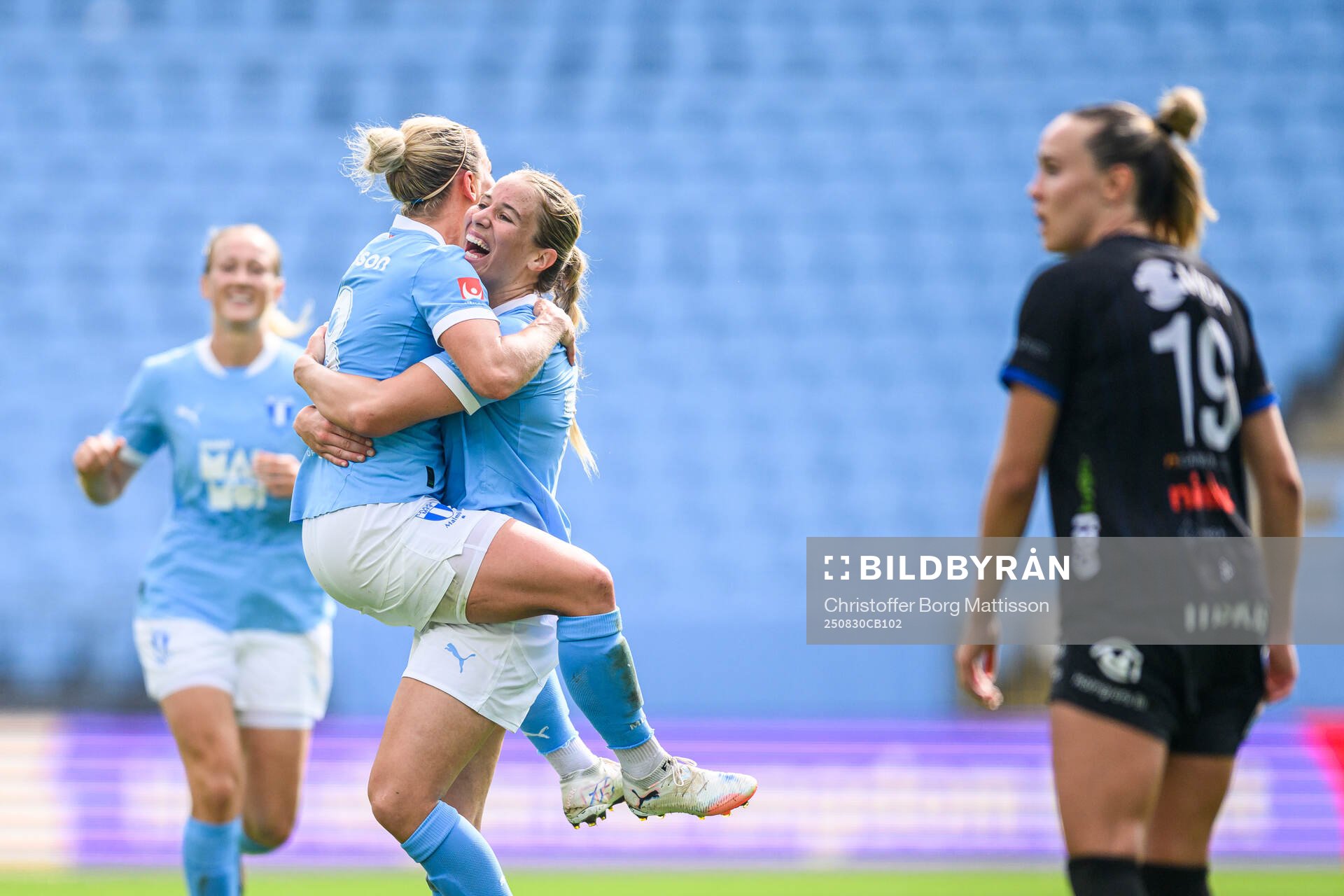 Malmö FFs Mia Persson och Courtney Nevin jublar