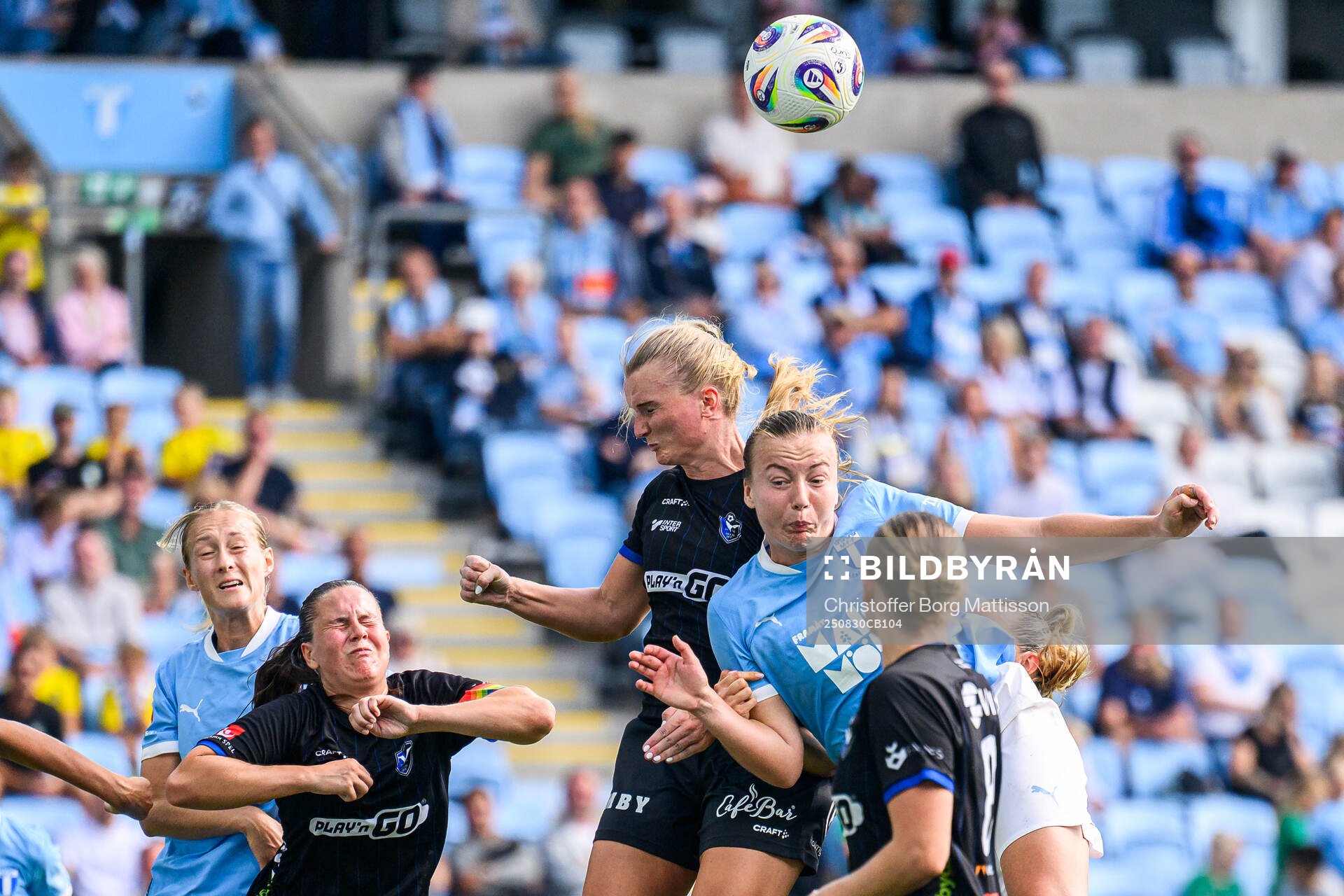 Växjö DFFs Lovisa Gustafsson och Malmö FFs Sara Kanutte
