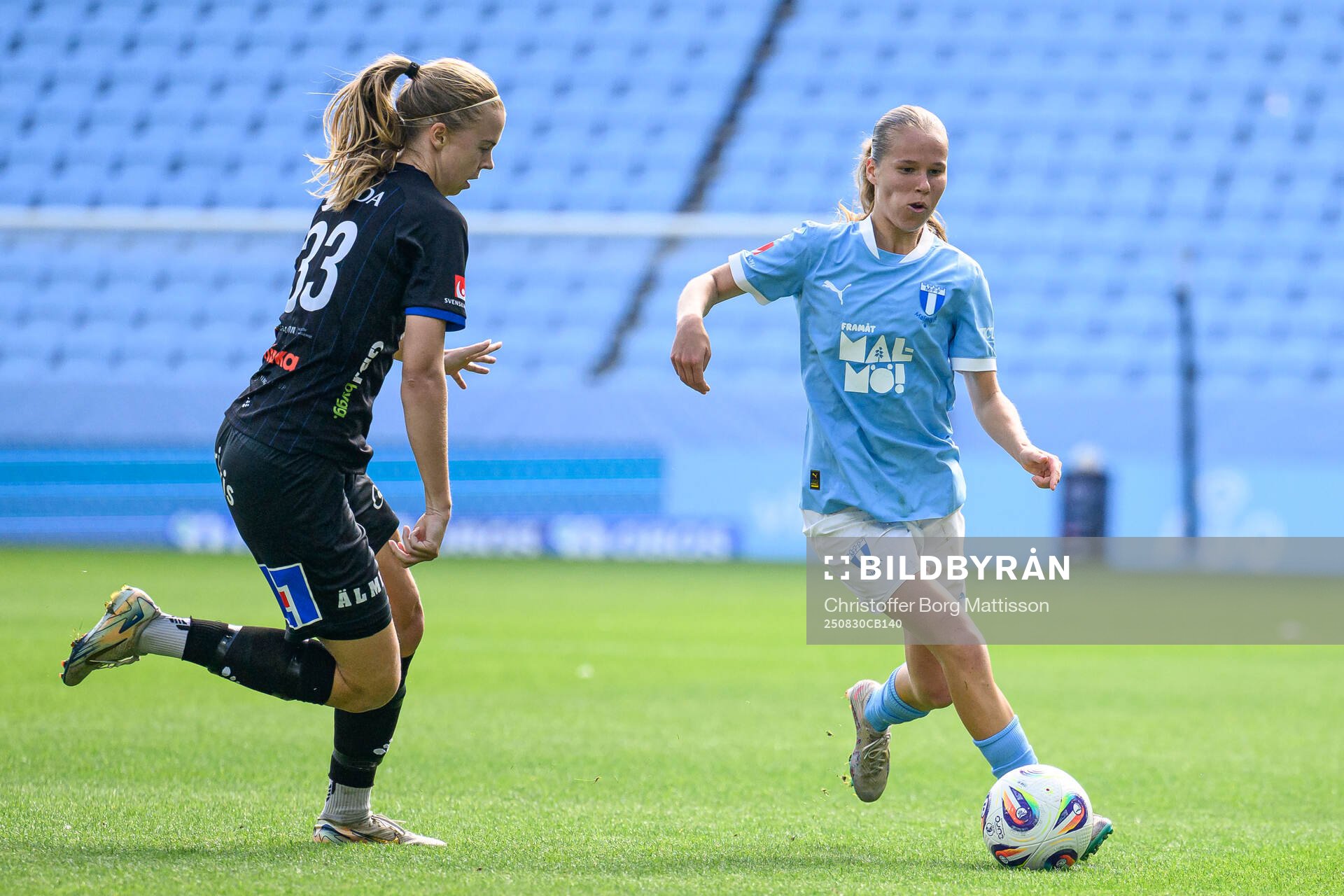 Växjö DFFs Elin Nilsson och Malmö FFs Karoline Olesen
