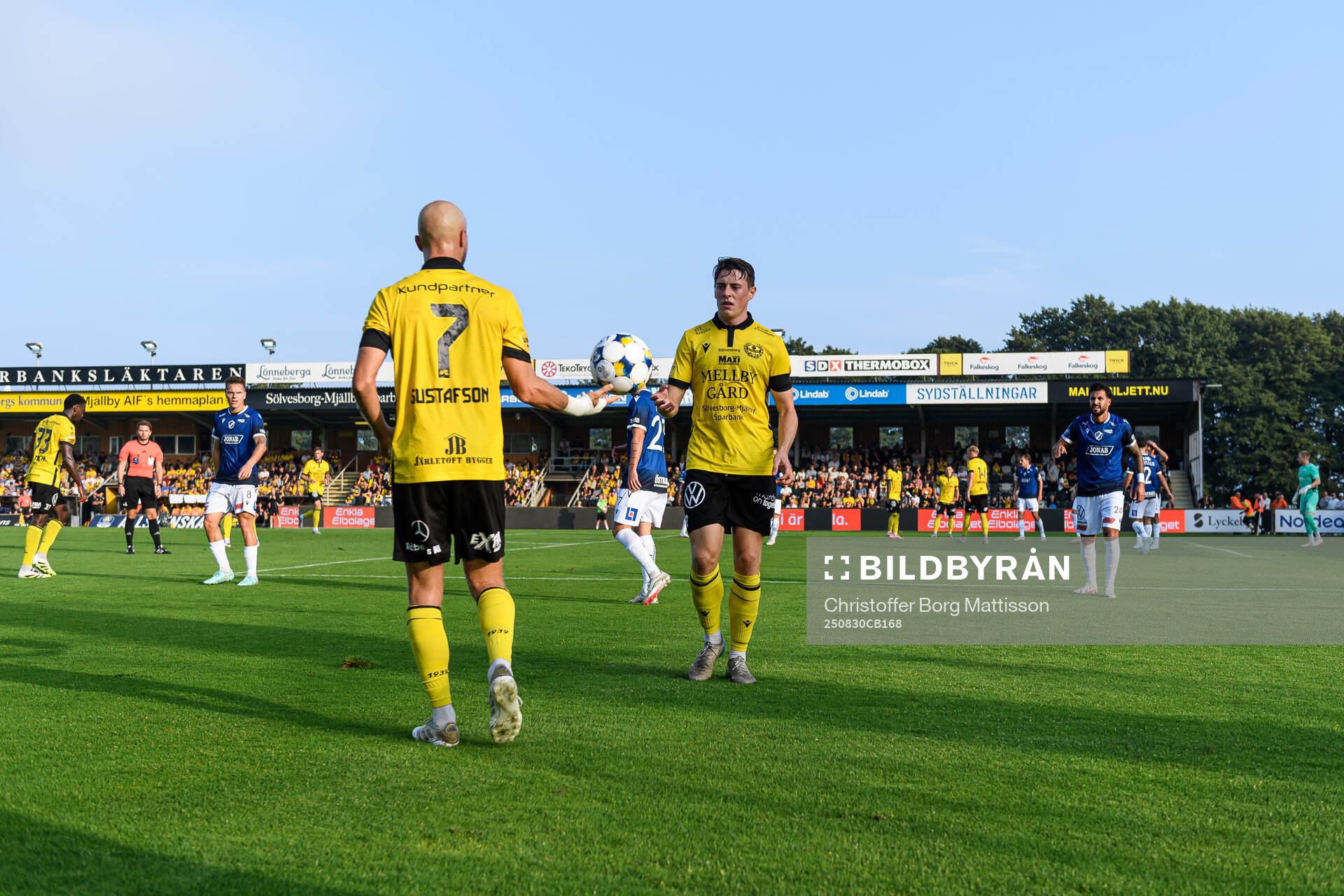 Mjällbys Viktor Gustafson och Elliot Stroud