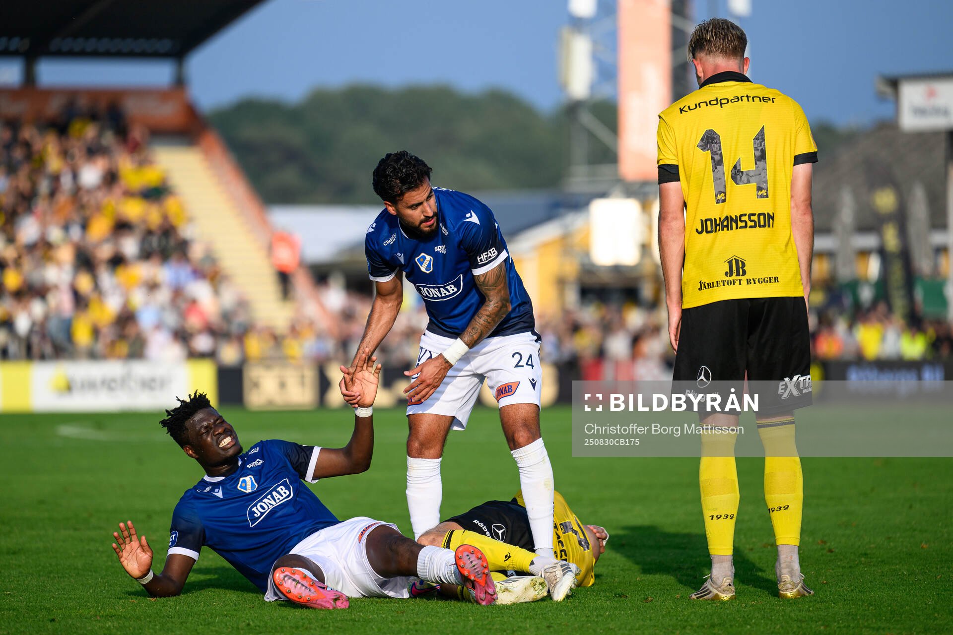 Halmstads Emmanuel Yeboah och Rami Kaib bredvid Mjällbys