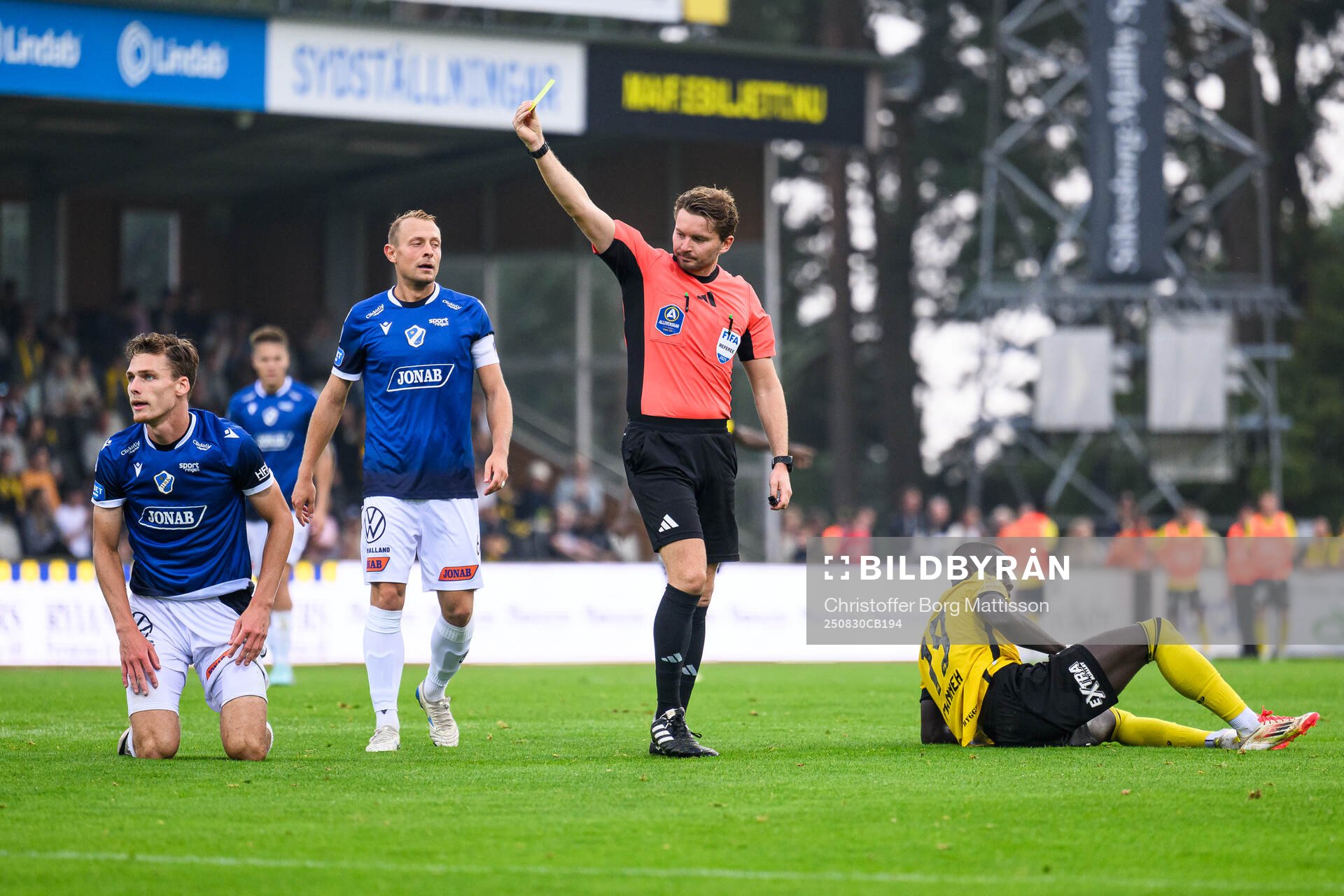 Domare Joakim Östling varnar Halmstads Villiam Granath