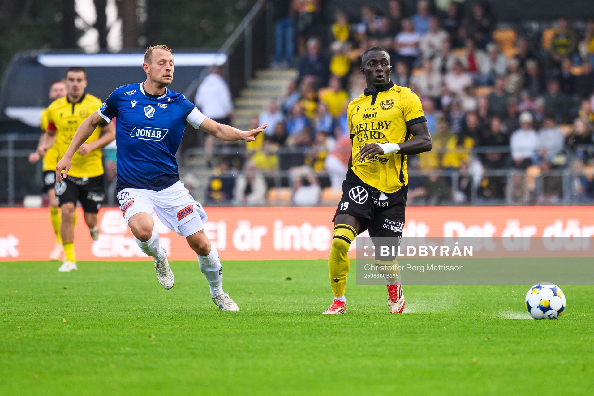 Halmstads Joel Allansson och Mjällbys Abdoulie Manneh
