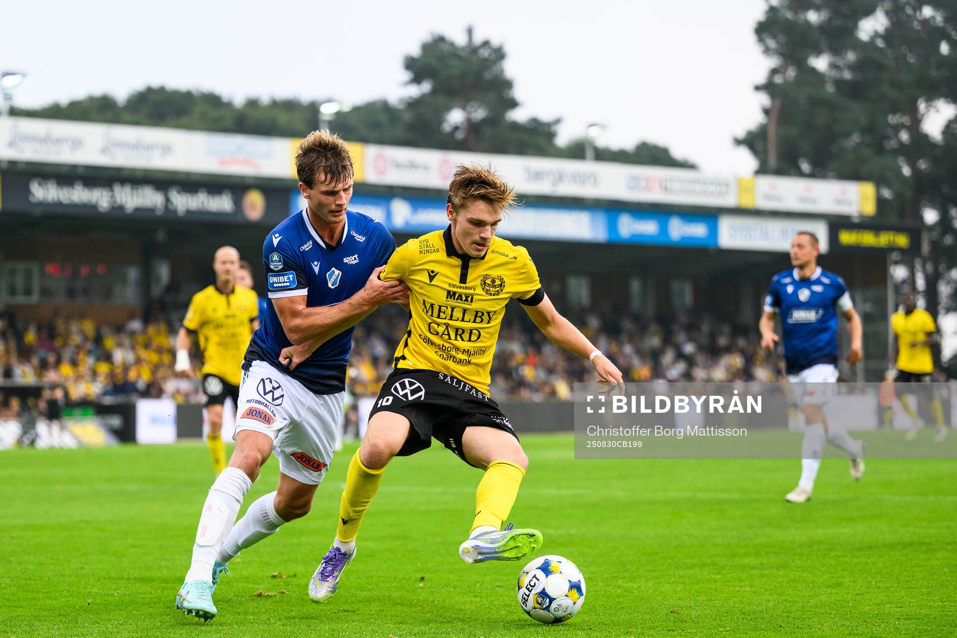 Halmstads Filip Schyberg och Mjällbys Jeppe Kjaer