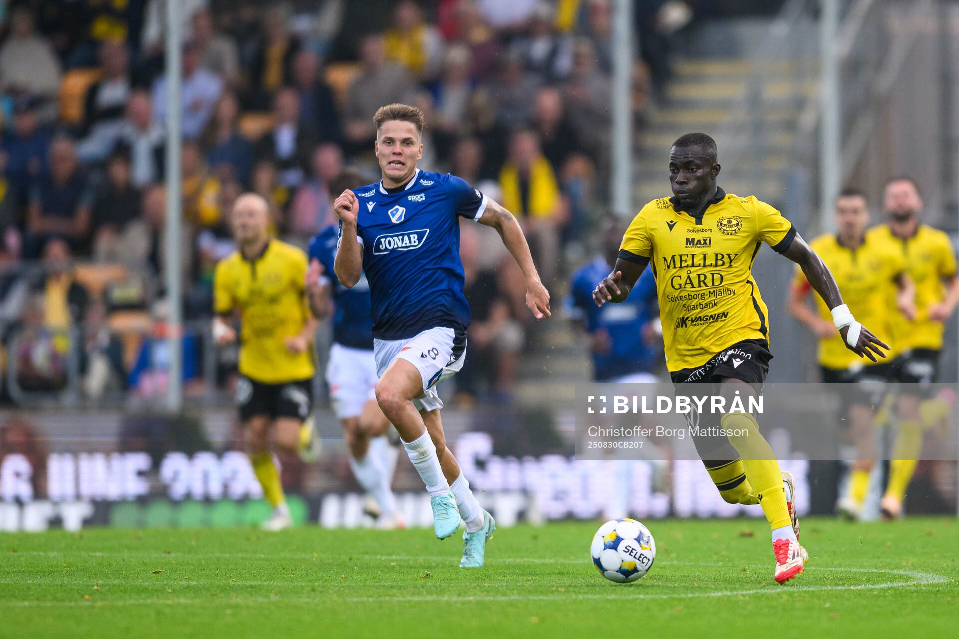 Halmstads Niilo Mäenpää och Mjällbys Abdoulie Manneh