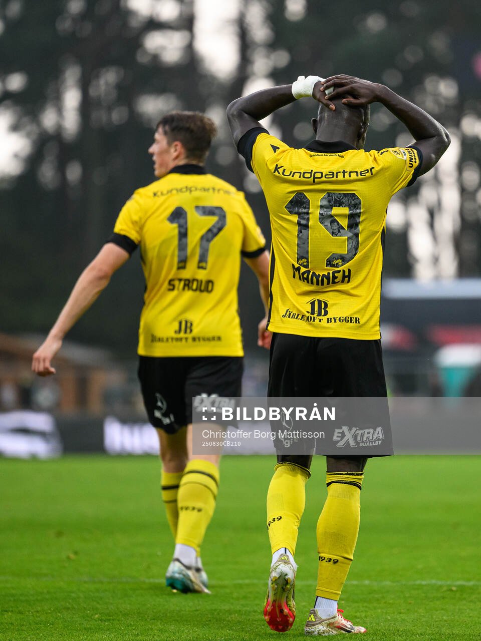 Mjällbys Elliot Stroud och Abdoulie Manneh deppar