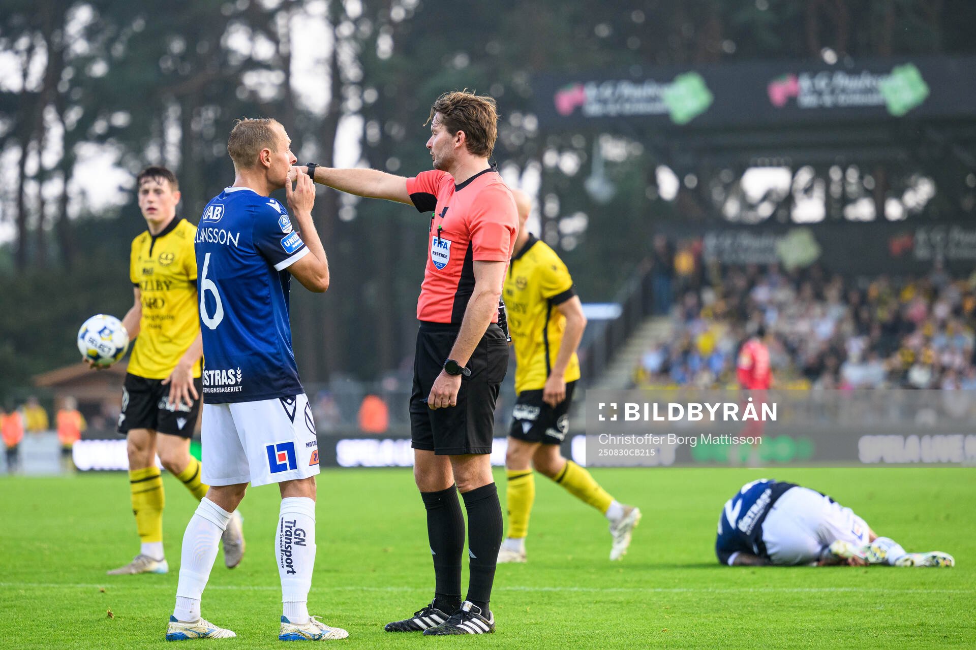 Halmstads Joel Allansson i samtal med domare Joakim