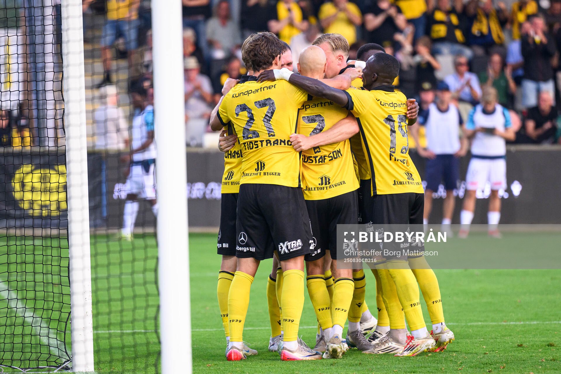 Mjällbys Elliot Stroud jublar med lagkamrater