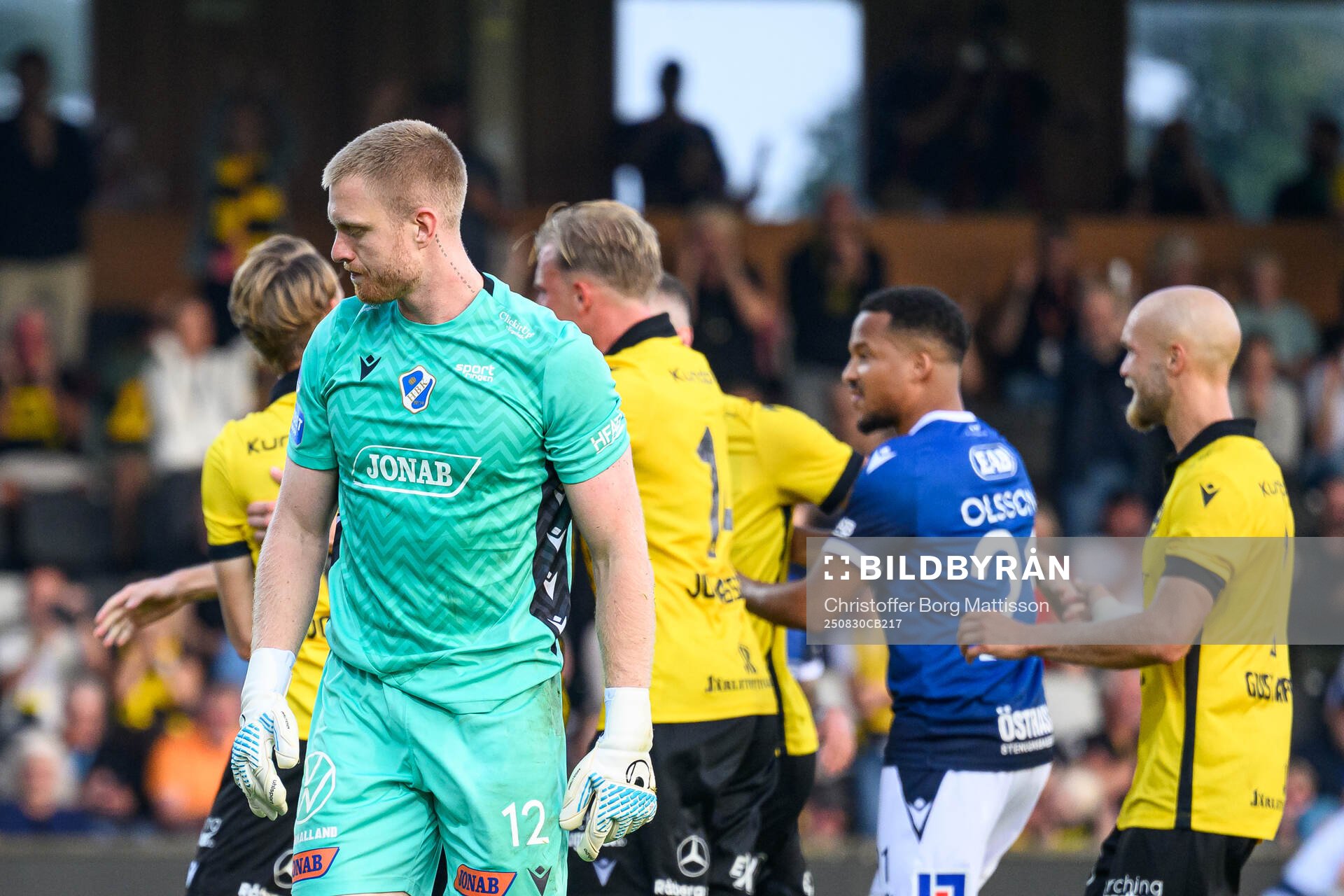 Halmstads målvakt Tim Erlandsson deppar