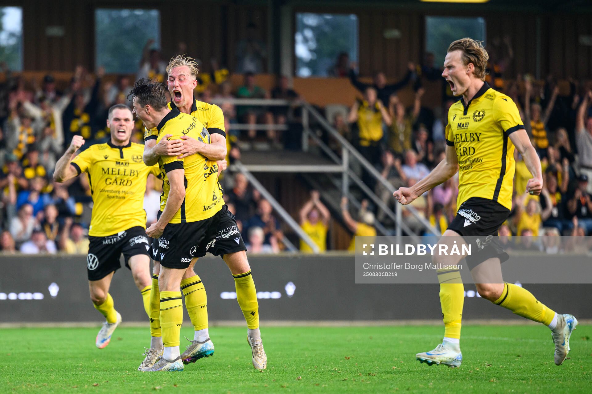 Mjällbys Elliot Stroud och Herman Johansson jublar 1-0