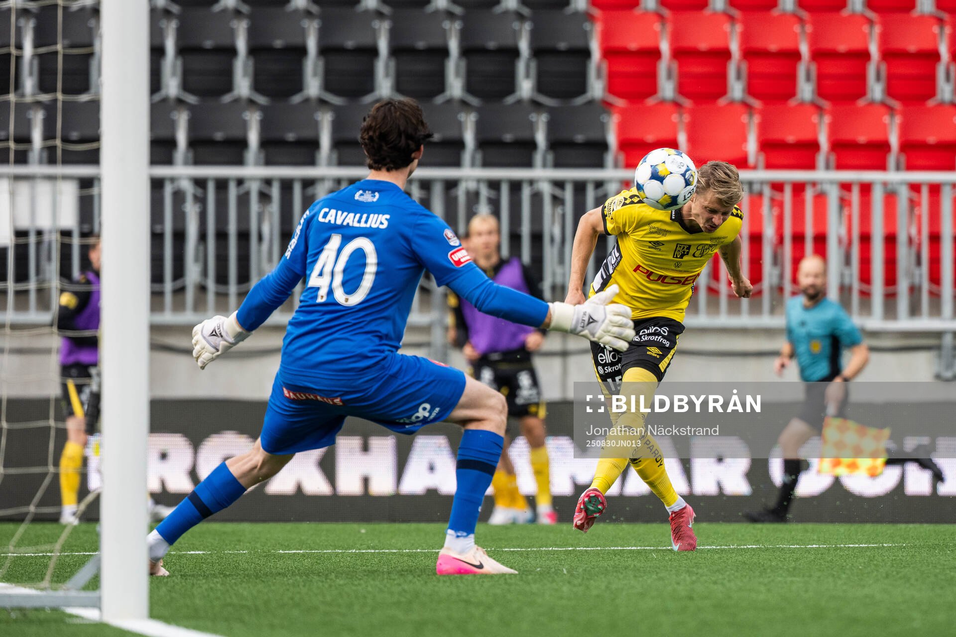 Brommapojkarnas målvakt Leo Cavallius och Elfsborgs Simon