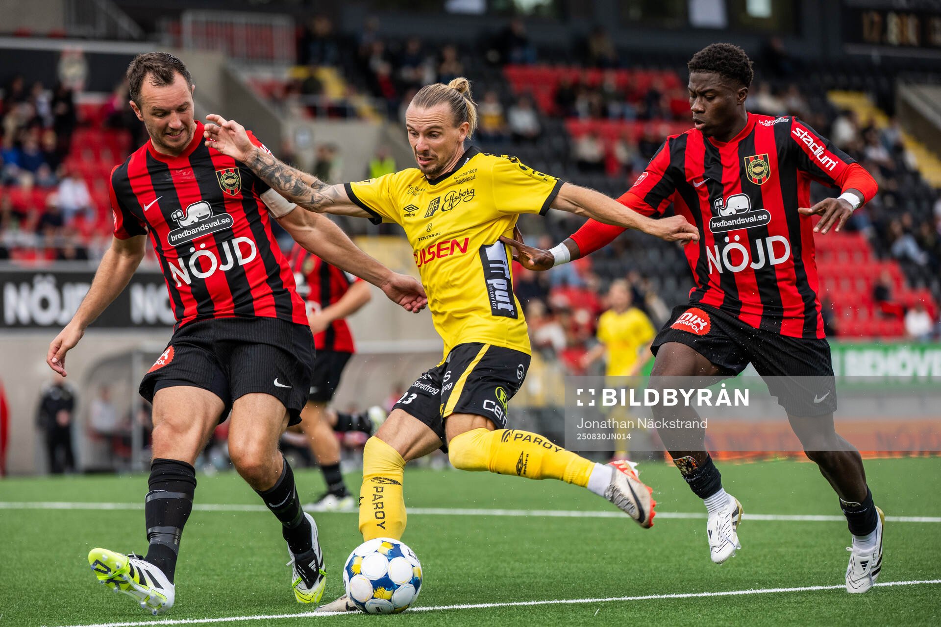 Brommapojkarnas Even Hovland och Issiaga Camara i kamp om