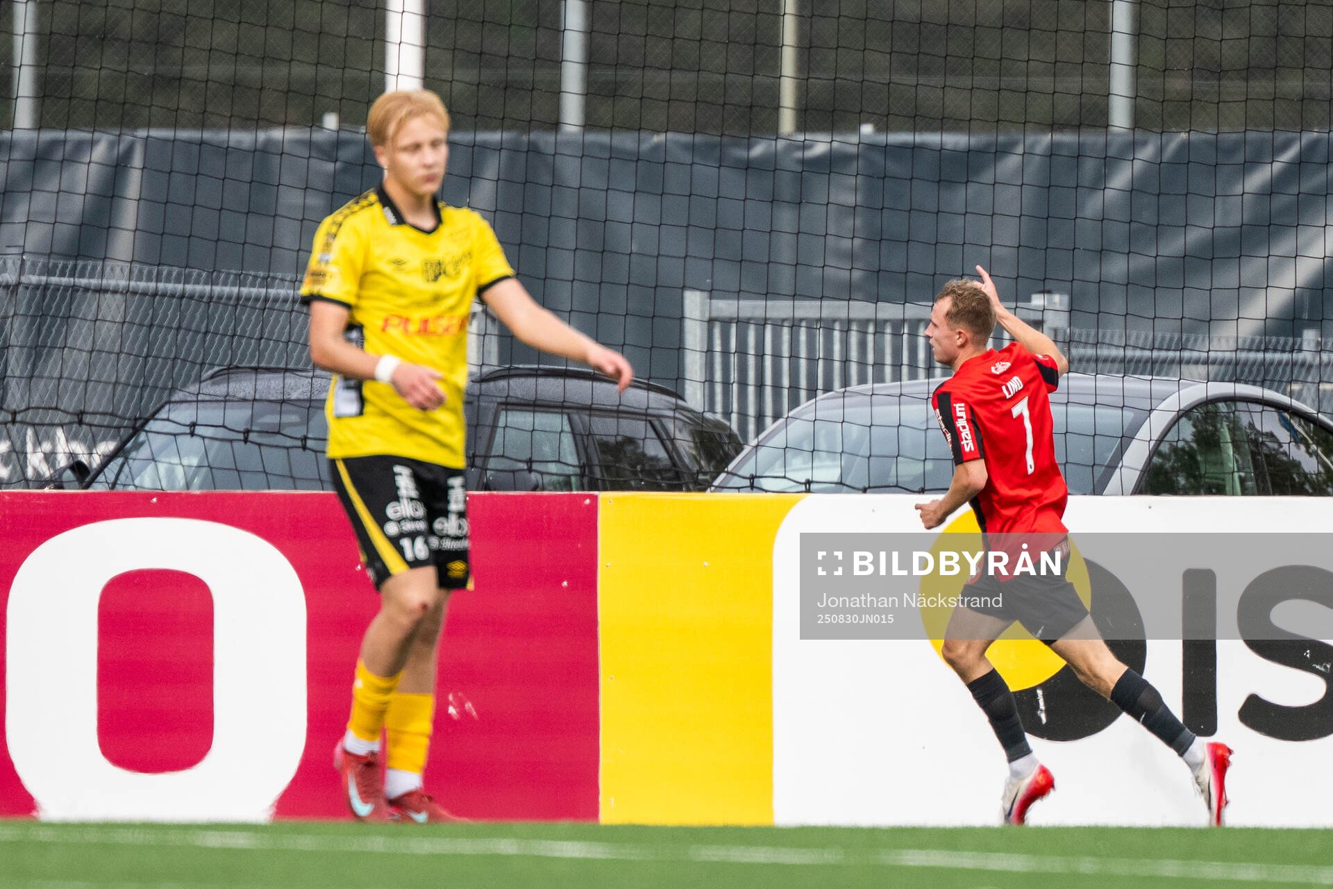 Brommapojkarnas Victor Lind jublar