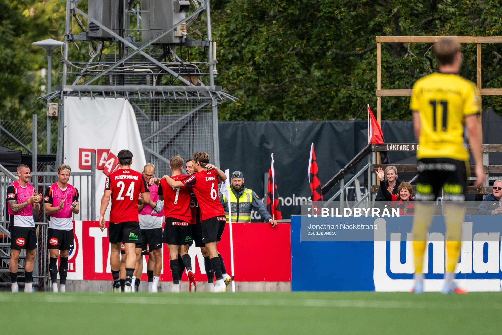 Brommapojkarnas Victor Lind jublar med lagkamrater