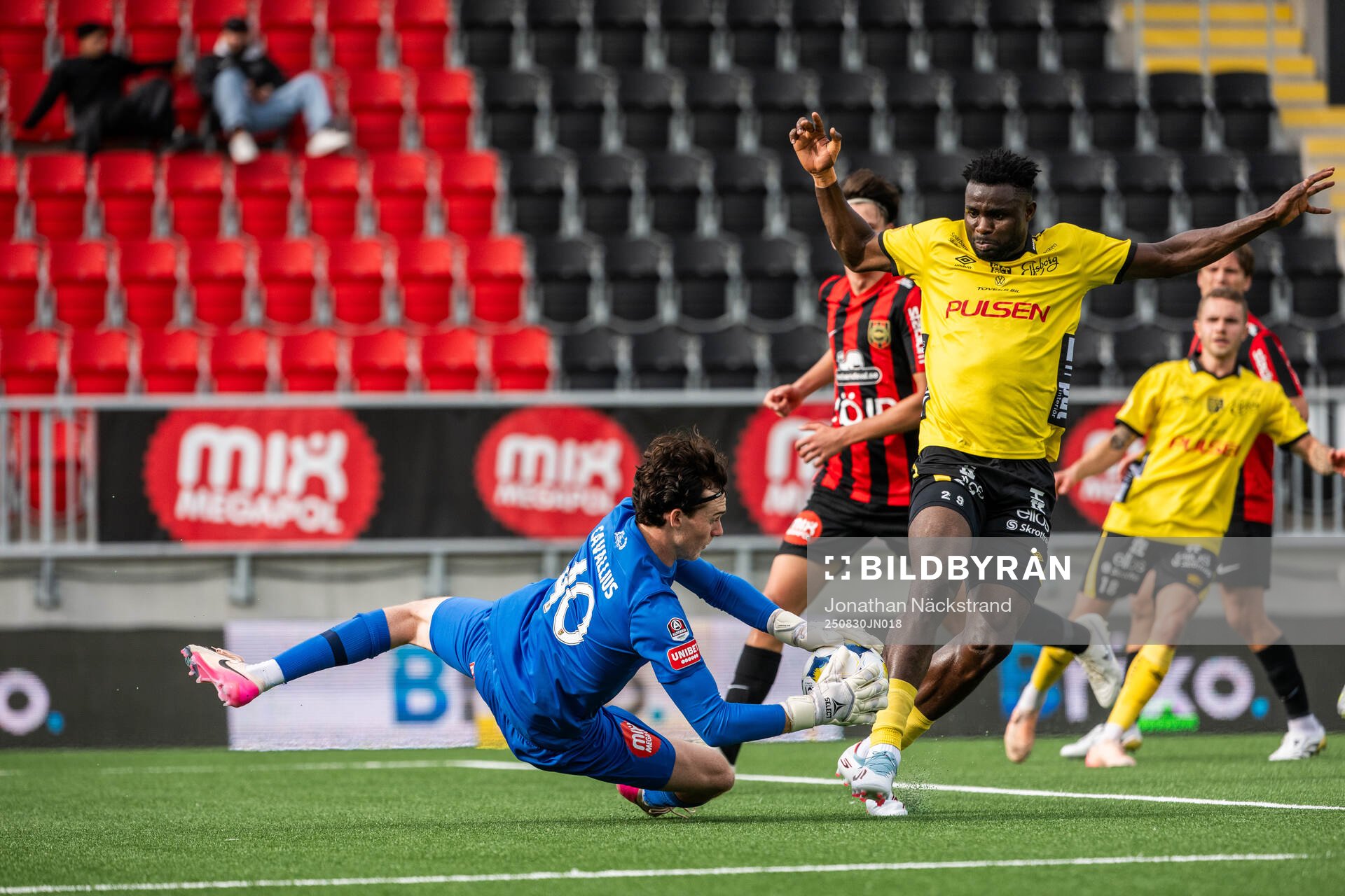 Brommapojkarnas målvakt Leo Cavallius och Elfsborgs